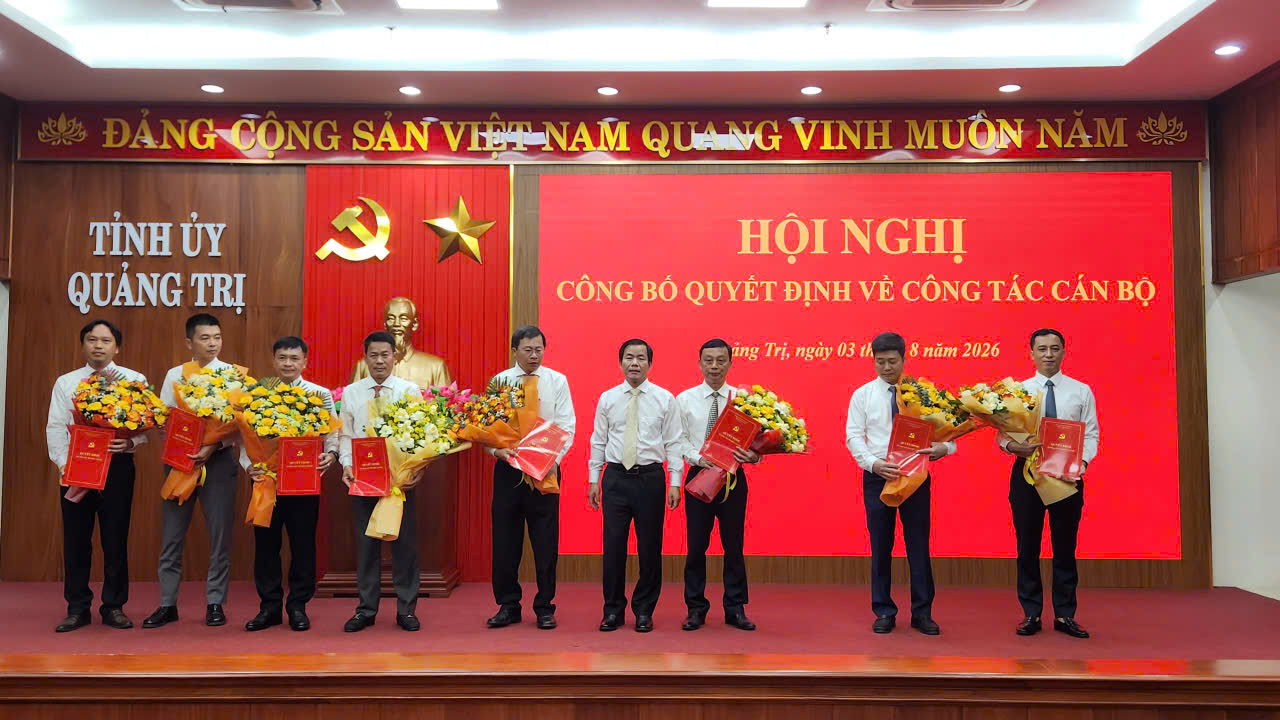 Bí thư Tỉnh uỷ Quảng Trị Nguyễn Văn Phương tặng hoa chúc mừng các cán bộ được điều động, bổ nhiệm