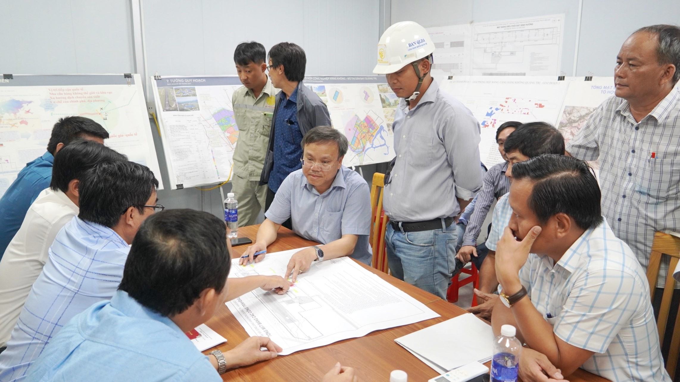 Ph&oacute; Chủ tịch UBND tỉnh Quảng Trị L&ecirc; Đức Tiến nghe b&aacute;o c&aacute;o tiến độ Dự &aacute;n Cảng h&agrave;ng kh&ocirc;ng Quảng Trị. Ảnh: Tiến Nhất