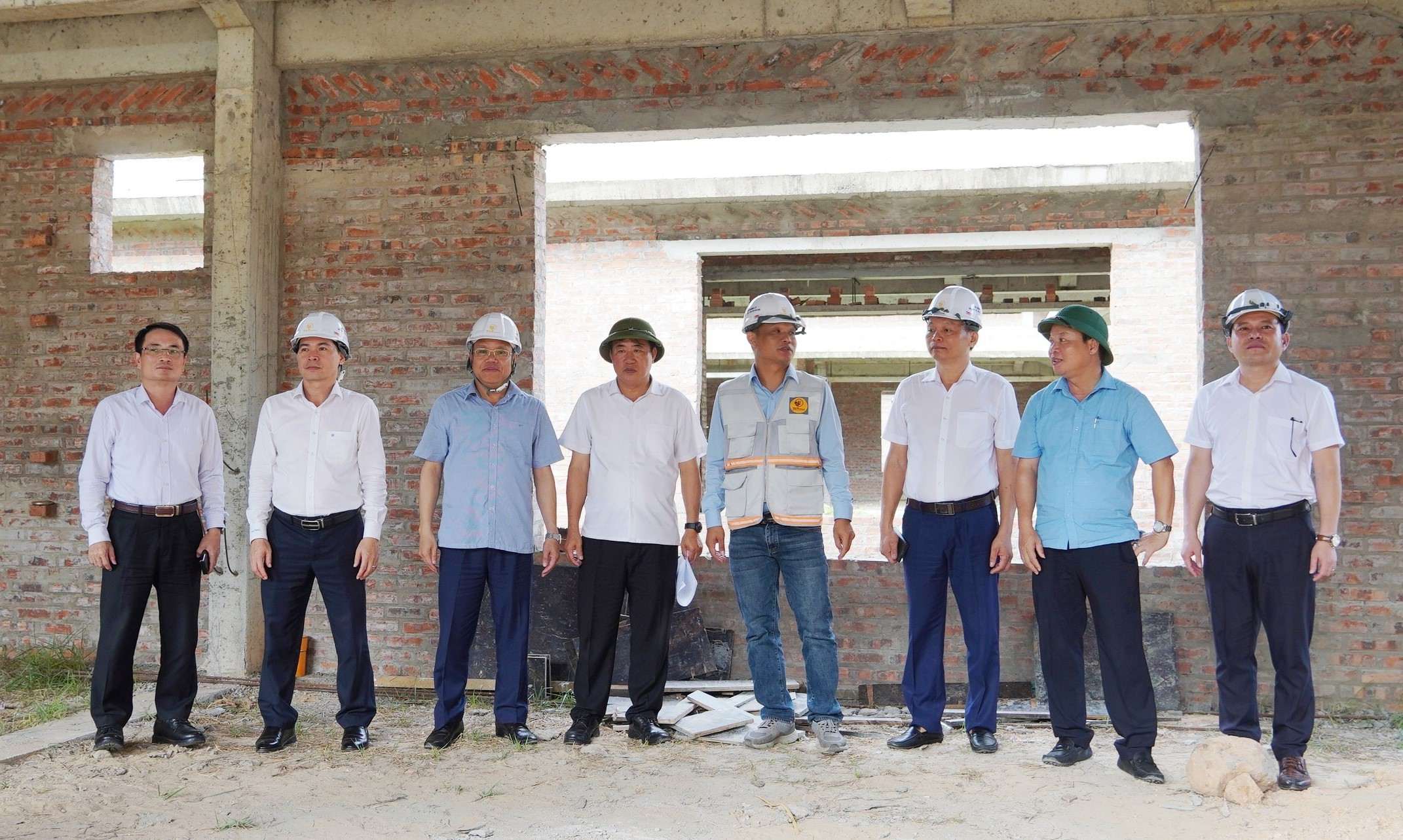 Phó Chủ tịch UBND tỉnh Lê Đức Tiến kiểm tra tiến độ Dự án Khu dịch vụ - du lịch Gio Hải. Ảnh Tiến Nhất