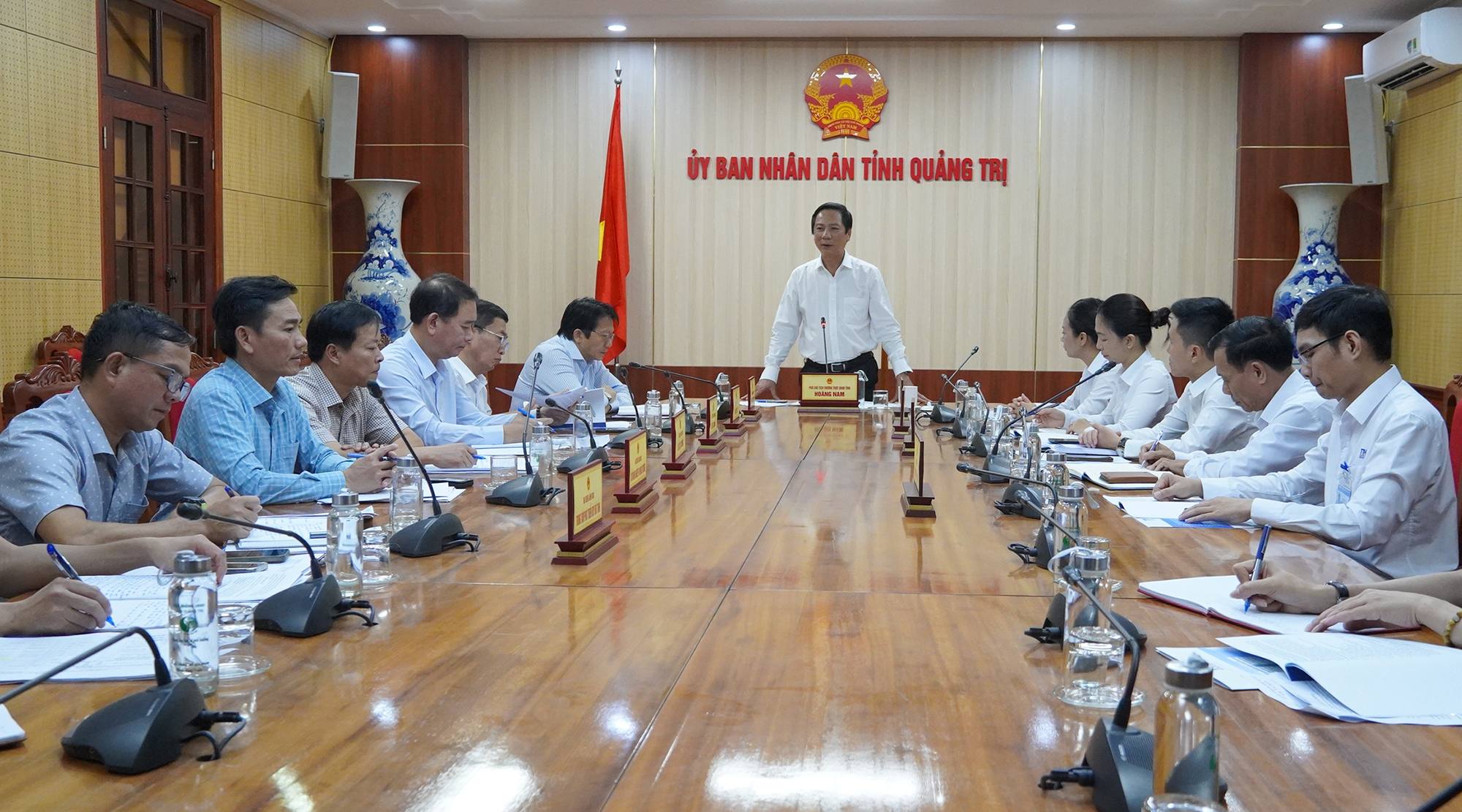 Ph&oacute; Chủ tịch Thường trực UBND tỉnh Quảng Trị Ho&agrave;ng Nam chủ tr&igrave; v&agrave; ph&aacute;t biểu tại cuộc họp.
