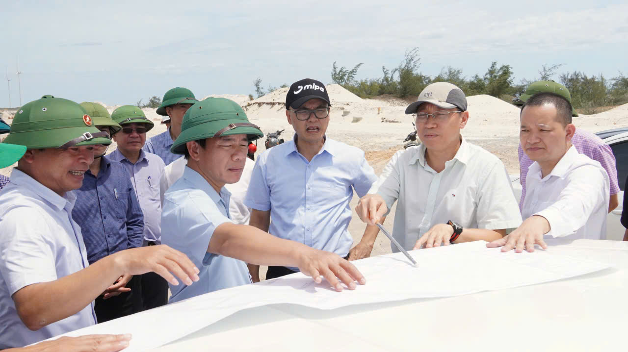 Bí thư Tỉnh uỷ Quảng Trị Nguyễn Văn Phương nghe báo cáo tiến độ Dự án. Ảnh: Quốc Việt