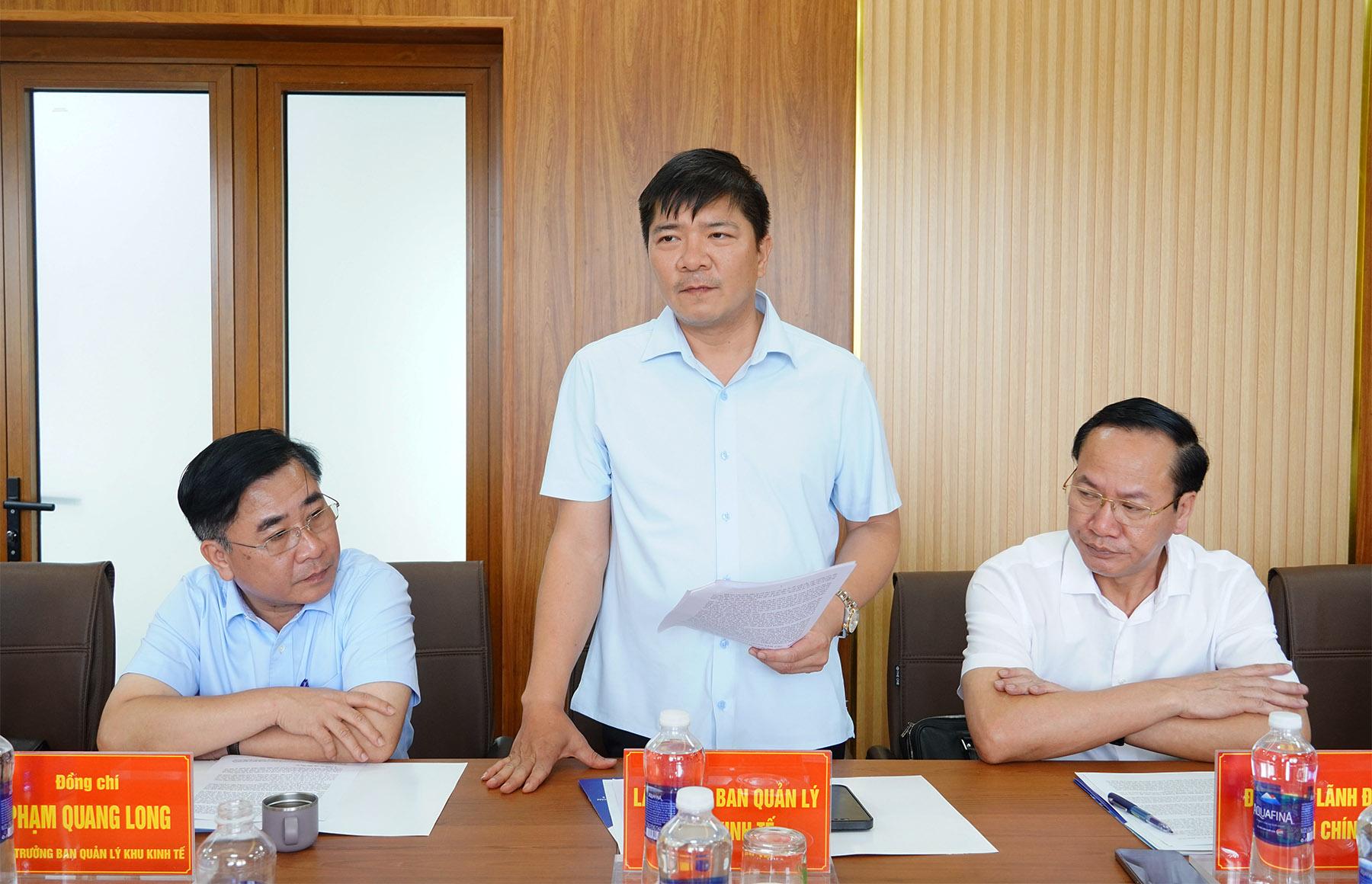 &Ocirc;ng Nguyễn Quốc Kh&aacute;nh, Ph&oacute; trưởng Ban Quản l&yacute; Khu kinh tế tỉnh Quảng Trị b&aacute;o c&aacute;o tại buổi l&agrave;m việc. Ảnh: Trường Nhật