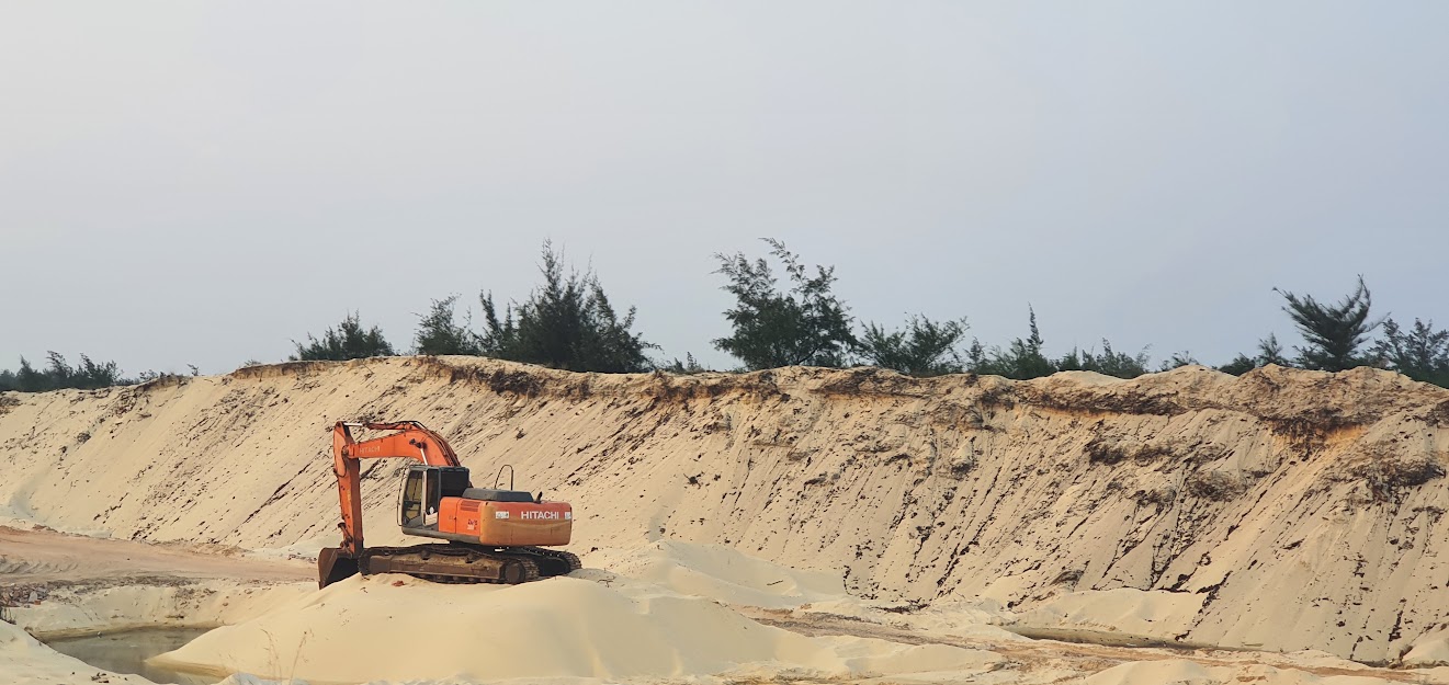 Một hoạt động khai thác cát vật liệu xây dựng, san lấp trên địa bàn tỉnh Quảng Trị. Ảnh: Ngọc Tân