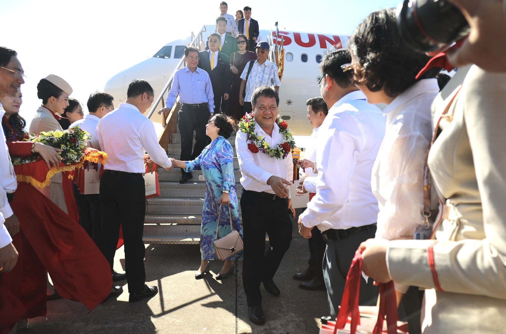 Tham dự chuyến bay đầu tiên có ông Trần Phong, Bí thư Tỉnh uỷ Khánh Hoà (nguyên Chủ tịch UBND tỉnh Quảng Trị).