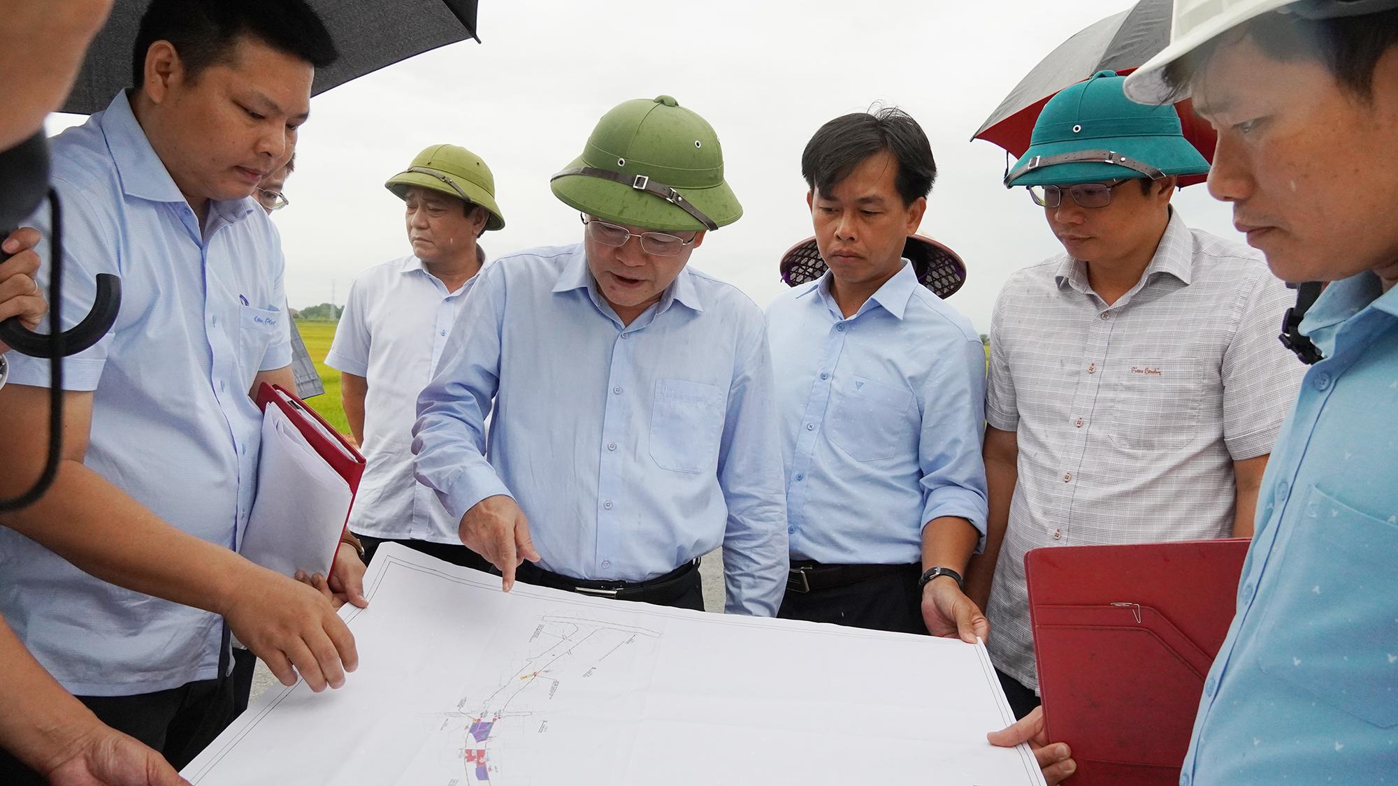 Phó chủ tịch UBND tỉnh Quảng Trị Phan Phong Phú kiểm tra thực tế tại Dự án Tuyến đường kết nối Cảng hàng không Quảng Trị với Quốc lộ 1