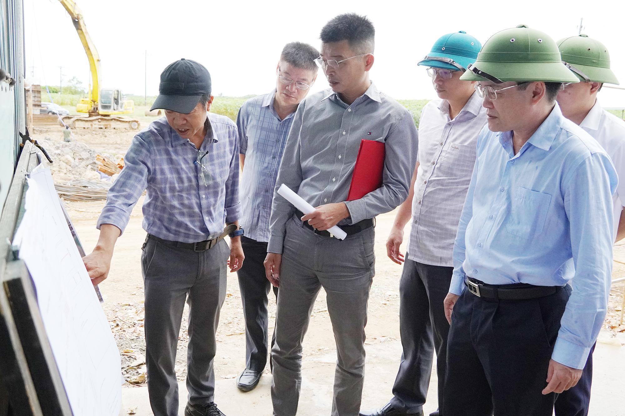 Phó chủ tịch Phan Phong Phú nghe báo cáo tiến độ Gói thầu QT09