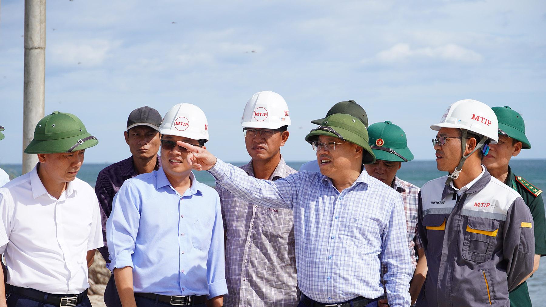 Ph&oacute; Chủ tịch UBND tỉnh Quảng Trị L&ecirc; Đức Tiến kiểm tra thực địa hạng mục đ&ecirc; chắn s&oacute;ng ph&iacute;a T&acirc;y