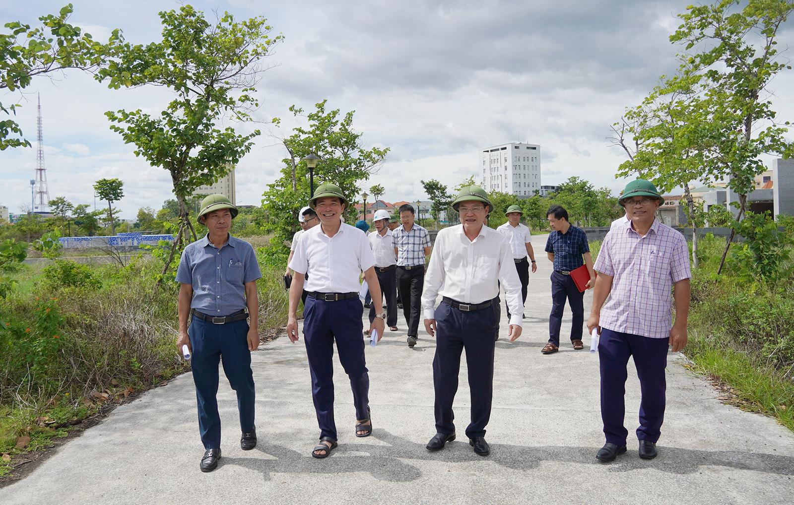 Ph&oacute; chủ tịch Phan Phong Ph&uacute; kiểm tra C&ocirc;ng vi&ecirc;n vui chơi giải tr&iacute; thuộc khu C&ocirc;ng vi&ecirc;n cầu R&agrave;o