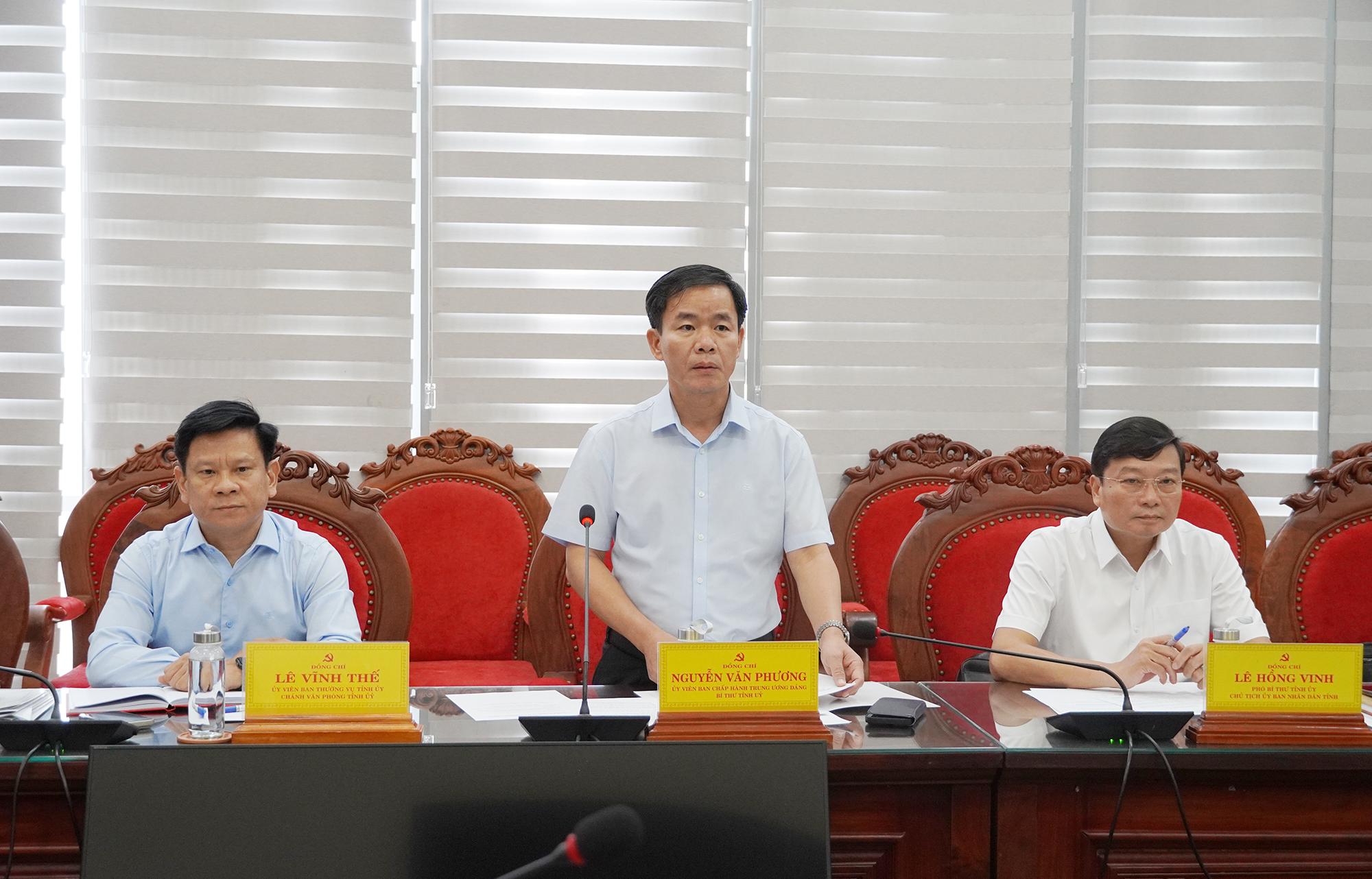 Bí thư Tỉnh uỷ Quảng Trị trao đổi với nhà đầu tư tại buổi làm việc. Ảnh: Hồng Lựu