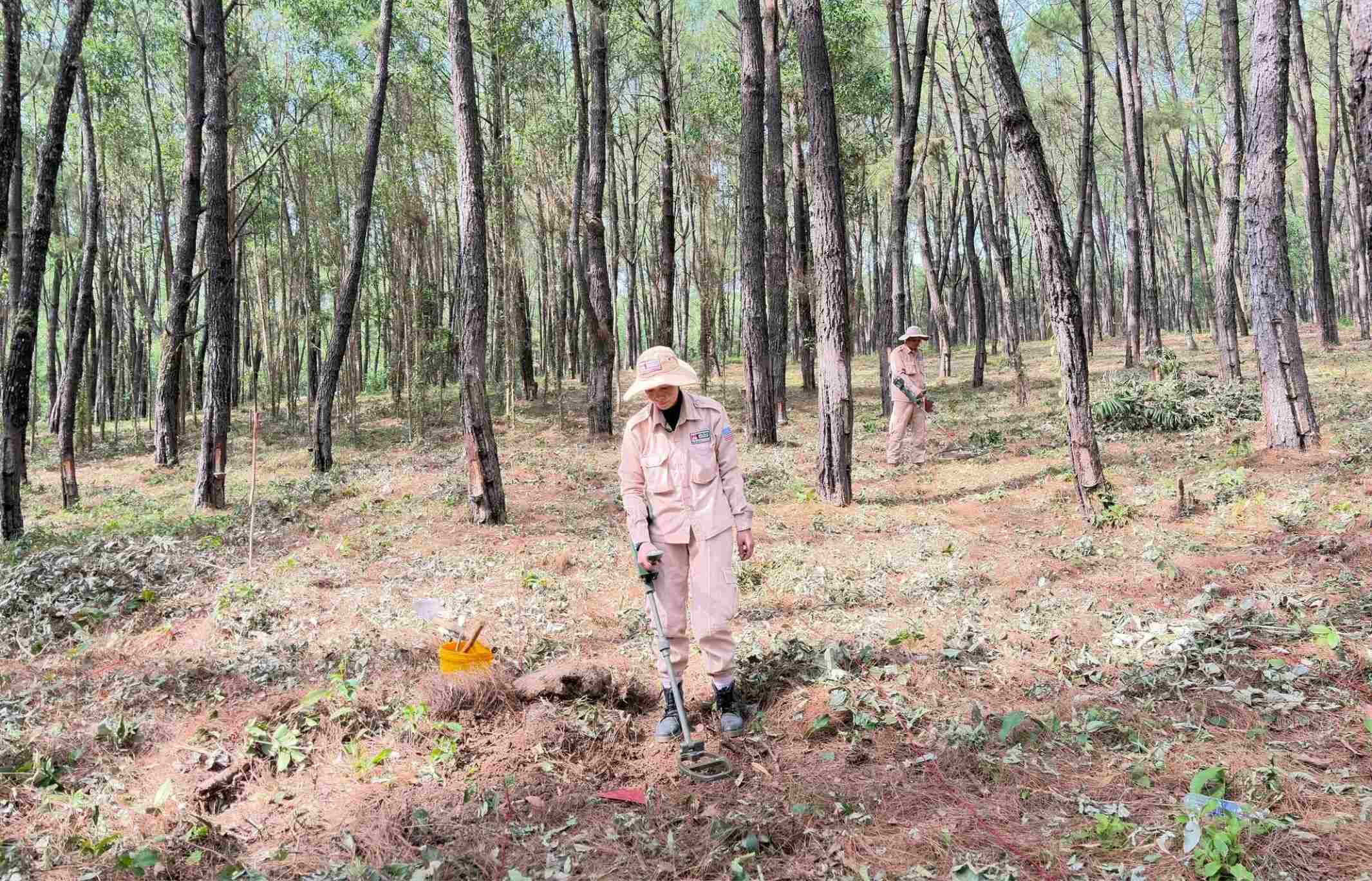 Hoạt động rà phá bom mìn tại Quảng Trị. Ảnh: MAG Vietnam
