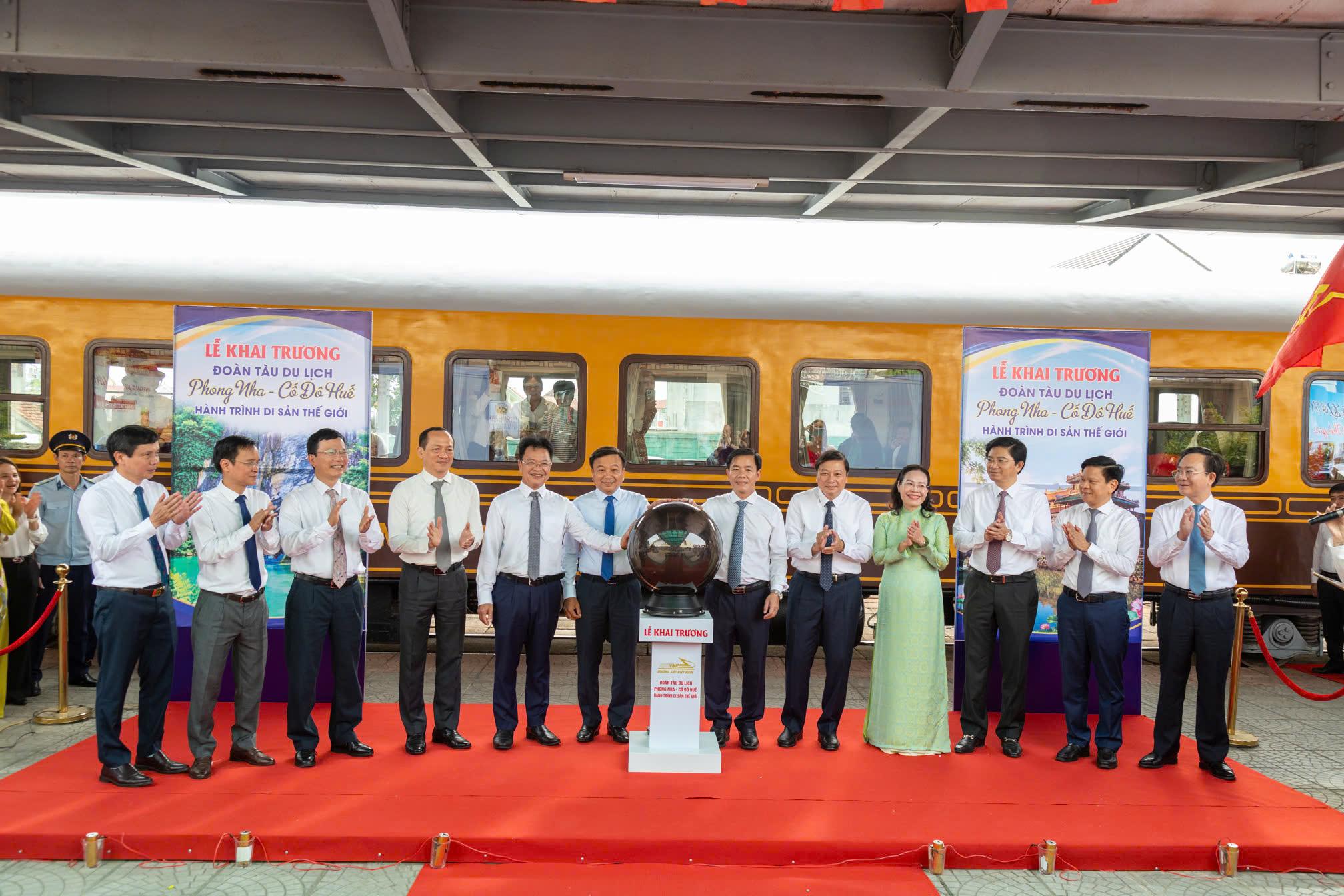 C&aacute;c đại biểu nhấn n&uacute;t khai trương chuyến t&agrave;u du lịch: &ldquo;Cố đ&ocirc; Huế - Phong Nha: H&agrave;nh tr&igrave;nh di sản thế giới&rdquo;.