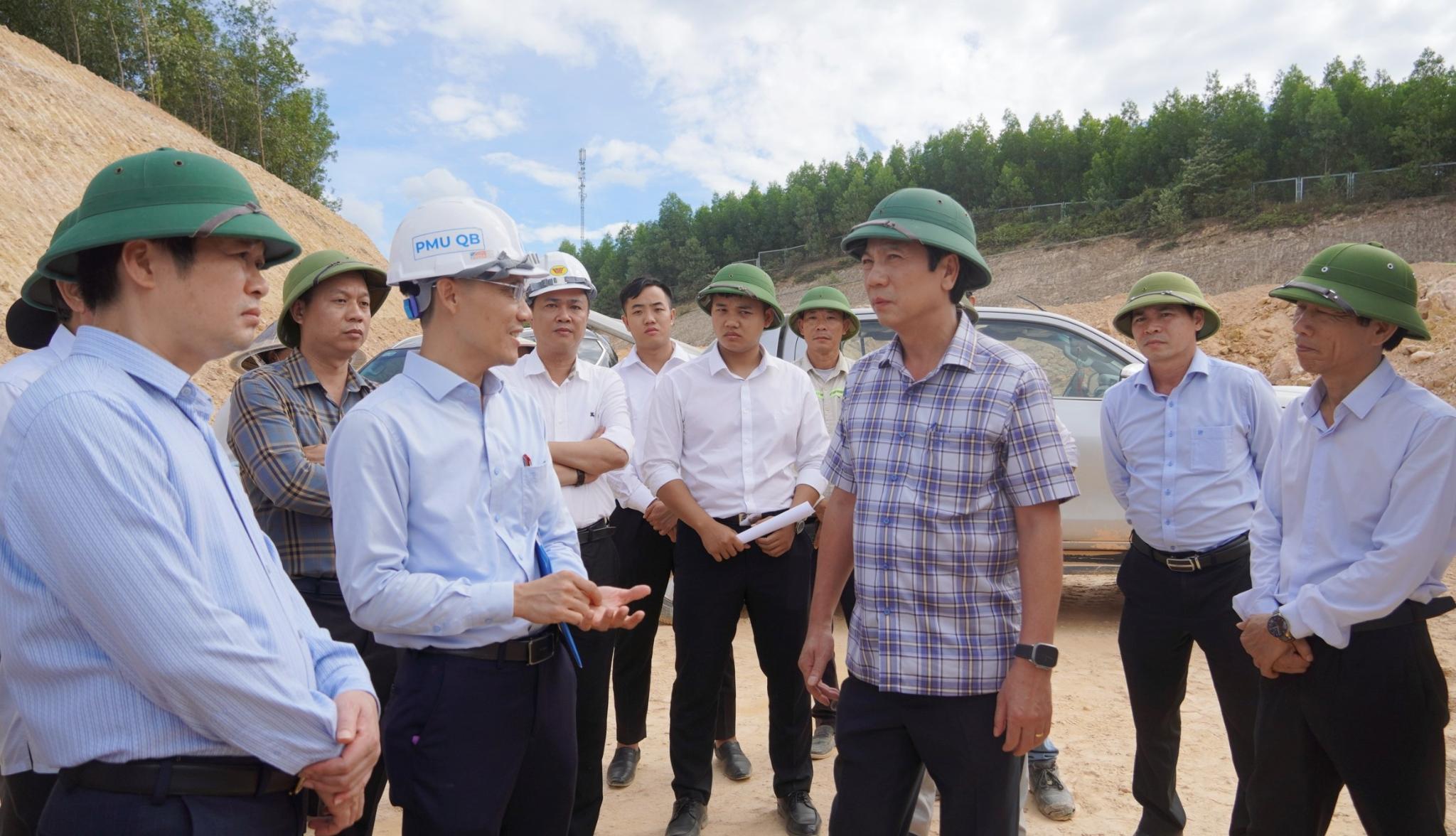 Ph&oacute; Chủ tịch Thường trực UBND tỉnh Quảng Trị Ho&agrave;ng Nam nghe b&aacute;o c&aacute;o tiến độ triển khai QL15D