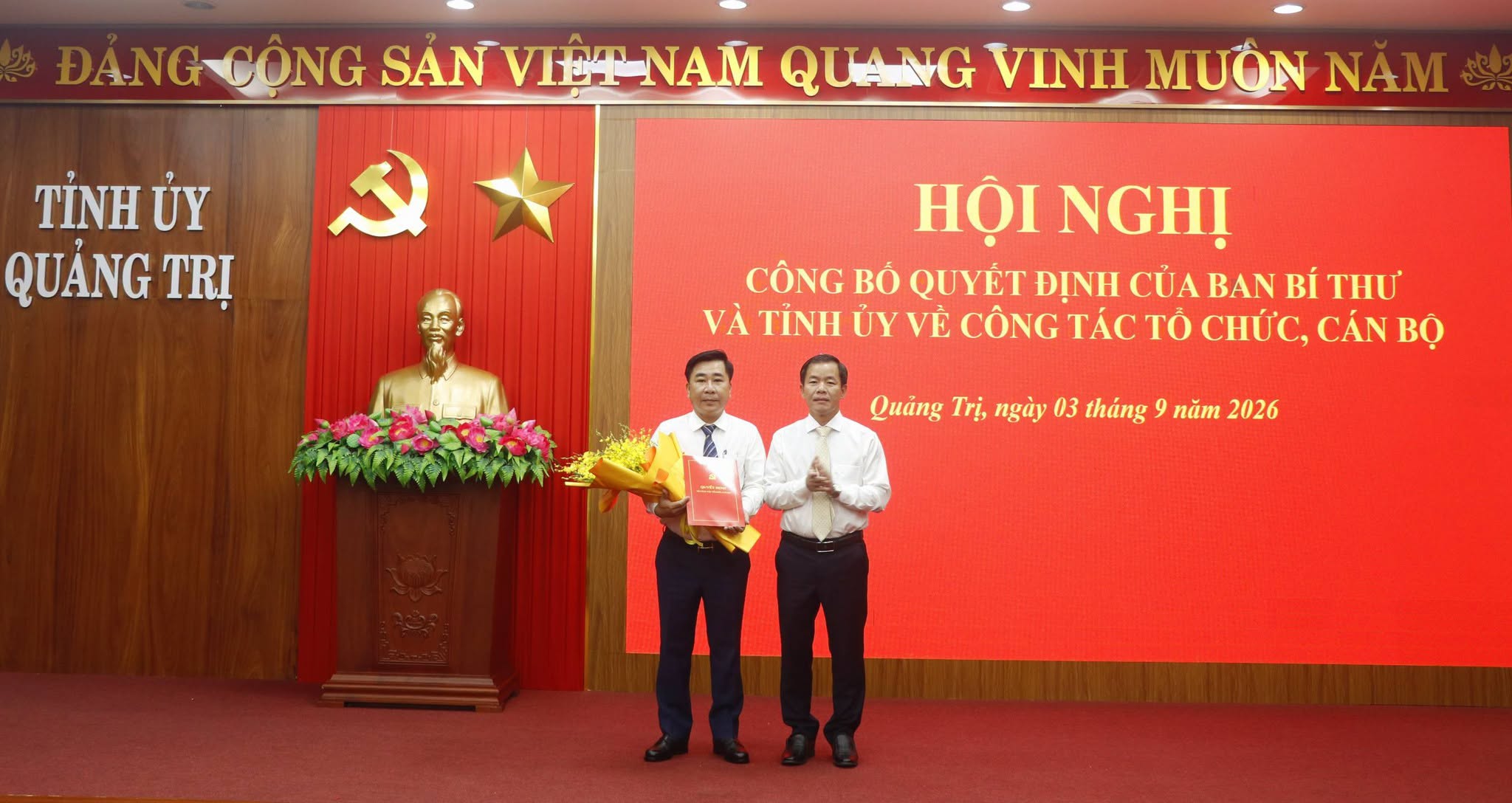 Trao quyết định chuẩn y ông Phạm Quang Long, Trưởng Ban Quản lý Khu kinh tế tỉnh Quảng Trị