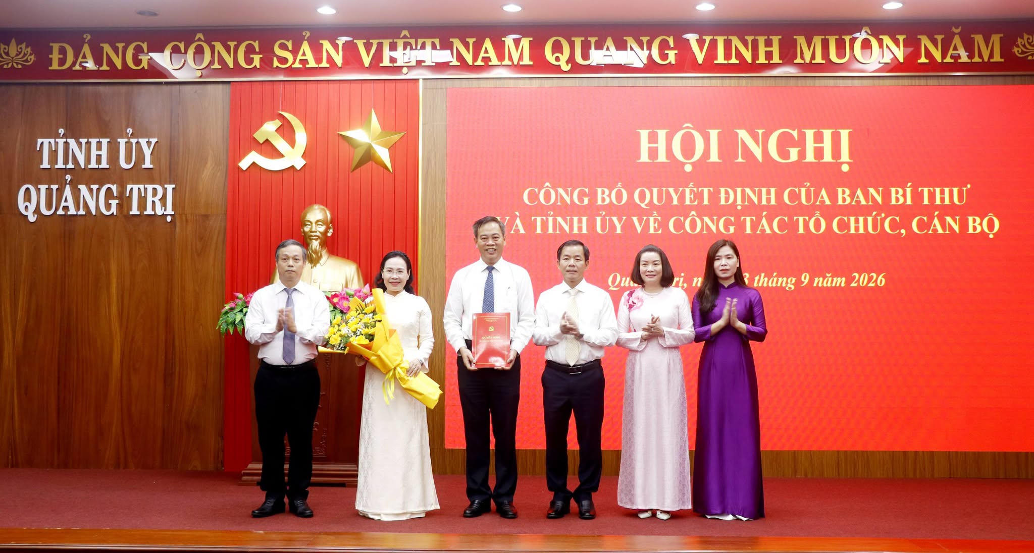 Bí thư Tỉnh uỷ Quảng Trị Nguyễn Văn Phương trao quyết định và tặng hoa cho
