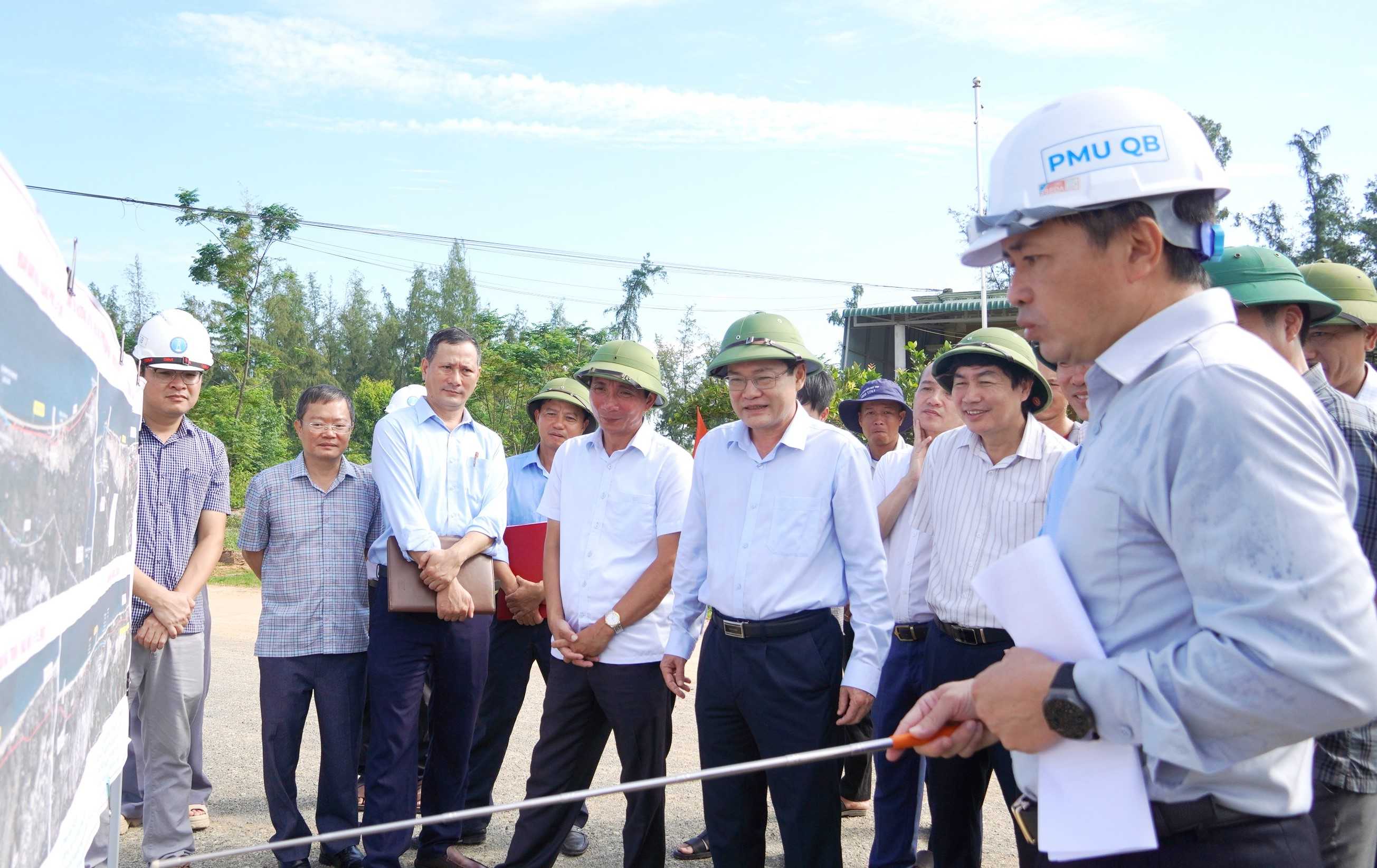 Ph&oacute; Chủ tịch UBND tỉnh Phan Phong Ph&uacute; kiểm tra hiện trường Dự &aacute;n th&agrave;nh phần 1 - Đường ven biển đoạn qua x&atilde; Đ&ocirc;ng Trạch