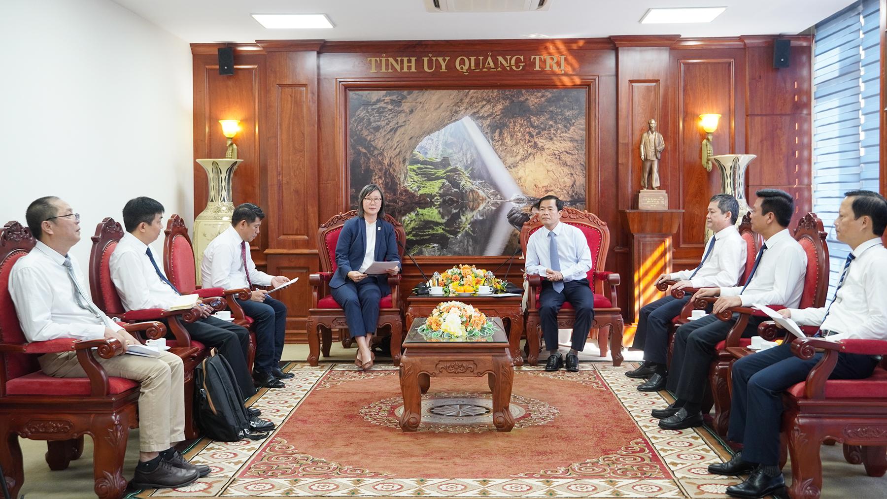 Bí thư Tỉnh ủy Quảng Trị Nguyễn Văn Phương và Giám đốc WWF khu vực Đông Nam Á Sang Eun Lee trao đổi các nội dung hợp tác. Ảnh: Hồng Mến