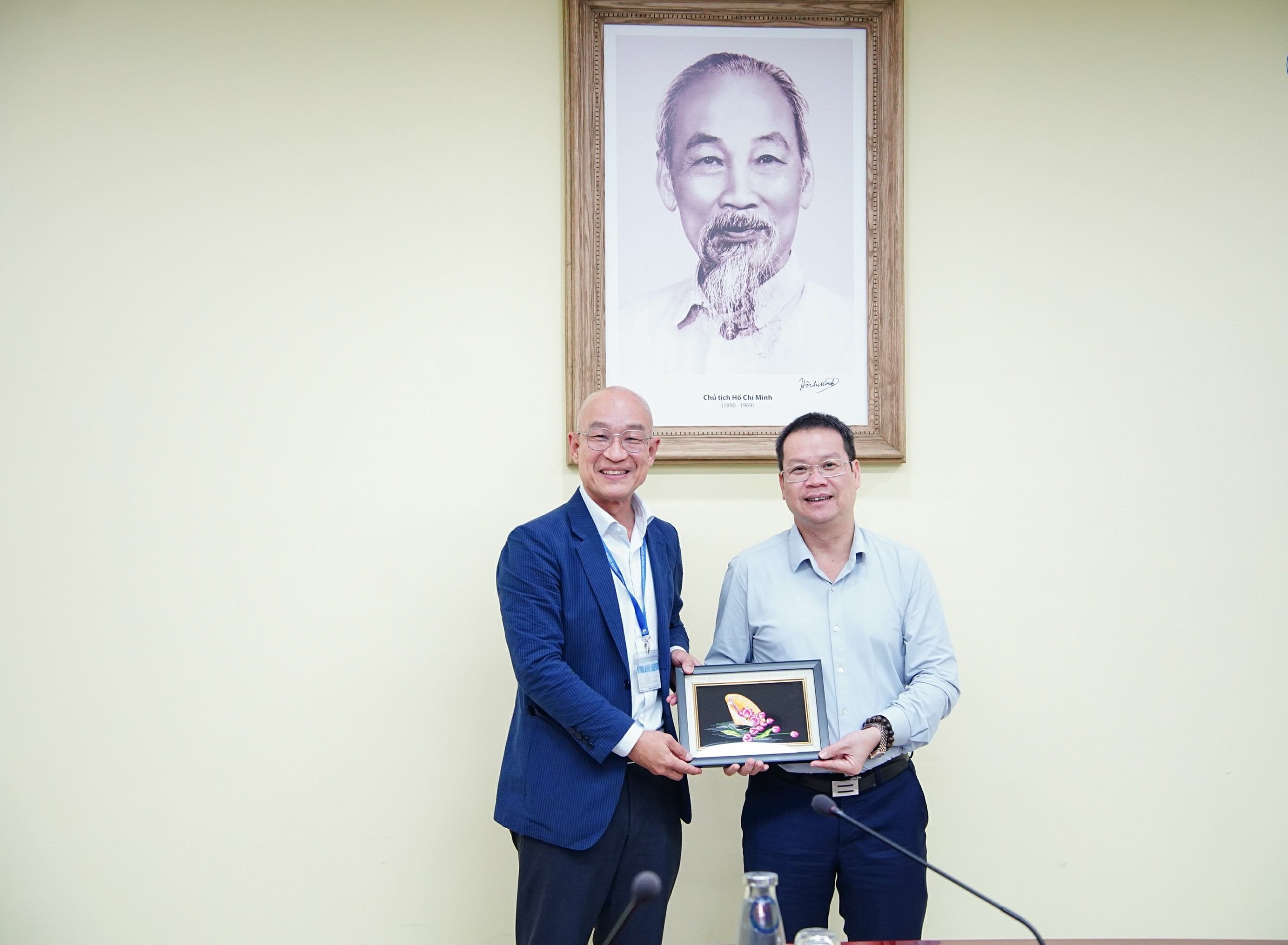 Chủ tịch UBND th&agrave;nh phố Nguyễn Mạnh H&ugrave;ng tặng qu&agrave; lưu niệm cho &ocirc;ng Pajongwit Pongsivapai, Tổng Gi&aacute;m đốc Tập đo&agrave;n WHA. Ảnh: danang.gov.vn