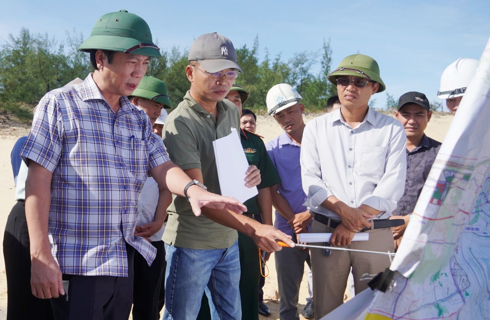 Ph&oacute; Chủ tịch Thường trực UBND tỉnh Quảng Trị Ho&agrave;ng Nam kiểm tra tiến độ Đường ven biển kết nối H&agrave;nh lang kinh tế Đ&ocirc;ng T&acirc;y.
