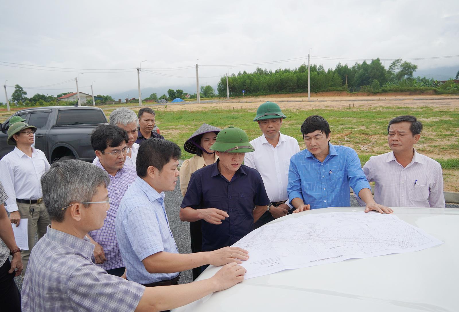 Ph&oacute; chủ tịch UBND tỉnh Quảng Trị L&ecirc; Văn Bảo nghe b&aacute;o c&aacute;o tiến độ Dự &aacute;n
