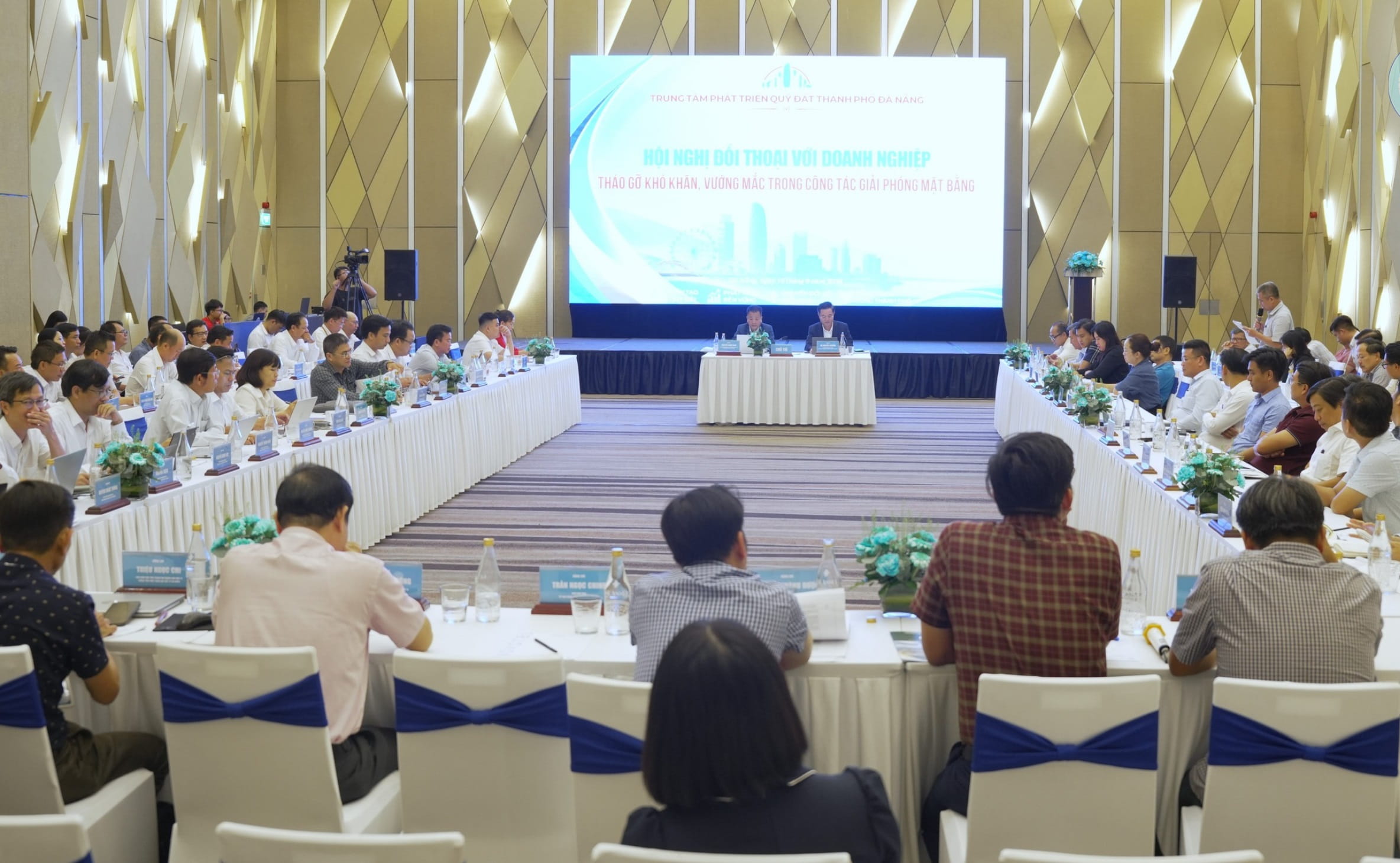 To&agrave;n cảnh buổi đối thoại. Ảnh: danang.gov.vn
