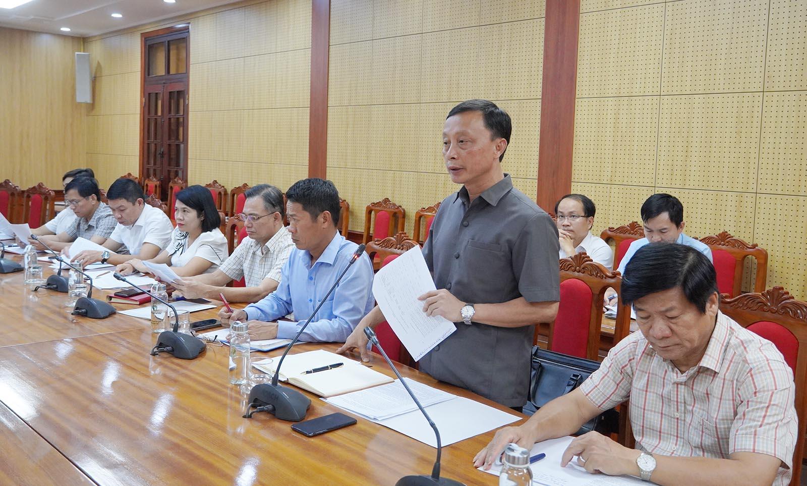 &Ocirc;ng Mai Văn Minh, Gi&aacute;m đốc Ban Quản l&yacute; Dự &aacute;n đầu tư x&acirc;y dựng c&ocirc;ng tr&igrave;nh n&ocirc;ng nghiệp v&agrave; m&ocirc;i trường tỉnh Quảng Trị b&aacute;o c&aacute;o tại buổi l&agrave;m việc. Ảnh: Đặng H&agrave;