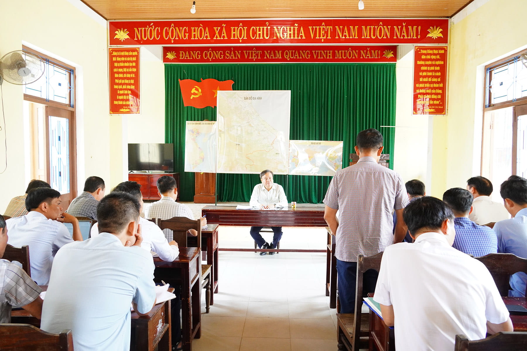 Ph&oacute; Chủ tịch UBND tỉnh Quảng Trị L&ecirc; Đức Tiến chủ tr&igrave; l&agrave;m việc với c&aacute;c sở ban ng&agrave;nh, địa phương sau khi kiểm tra thực địa Dự &aacute;n. Ảnh: Trường Nhật