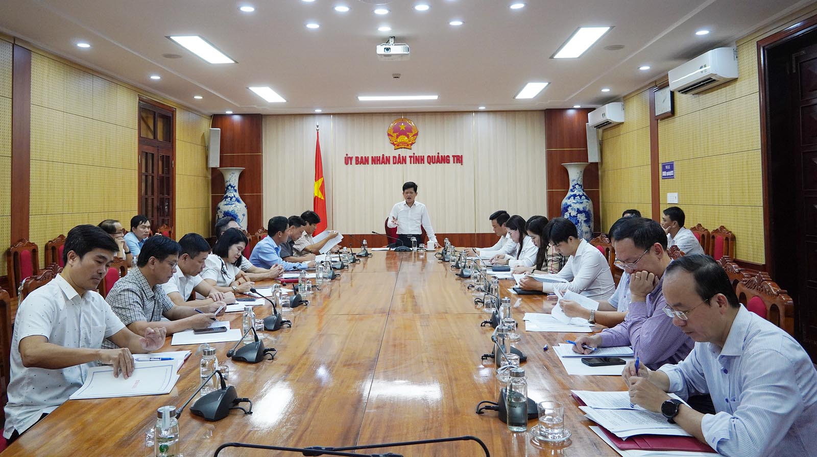 Ph&oacute; Chủ tịch UBND tỉnh Quảng Trị L&ecirc; Văn Bảo chủ tr&igrave; buổi l&agrave;m việc. Ảnh: Đặng H&agrave;