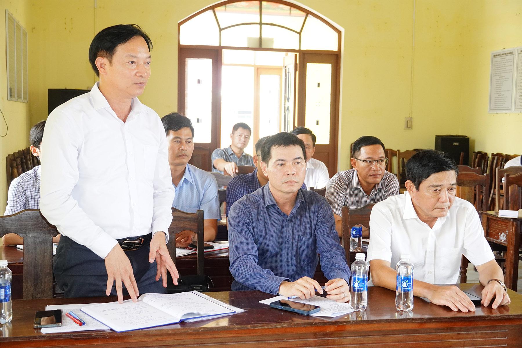Đại diện UBND x&atilde; Mỹ Thuỷ b&aacute;o c&aacute;o t&igrave;nh h&igrave;nh giải ph&oacute;ng mặt bằng Dự &aacute;n Khu bến cảng Mỹ Thuỷ. Ảnh: Trường Nhật