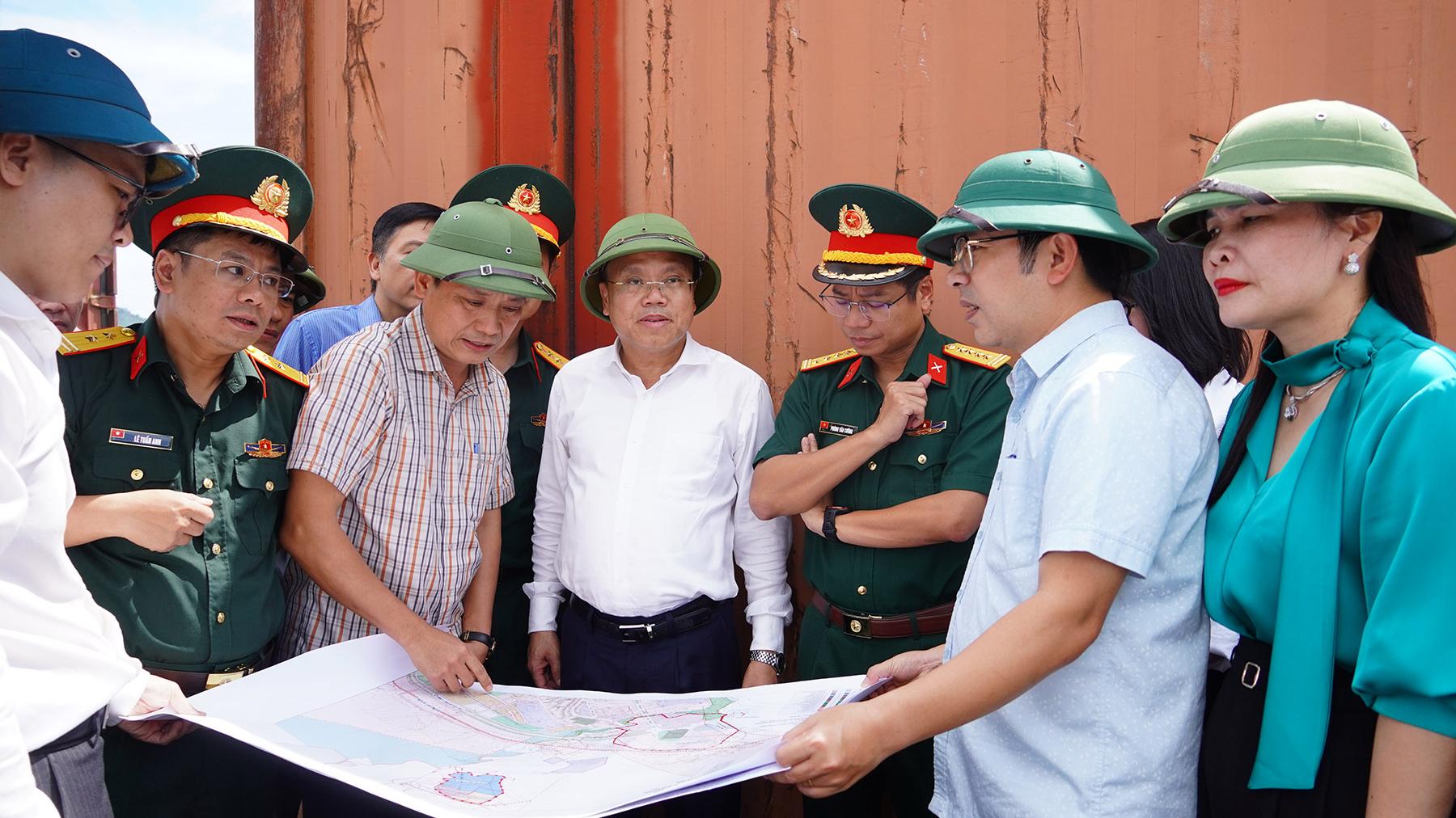 Phó Chủ tịch UBND tỉnh Quảng Trị Lê Đức Tiến kiểm tra thực địa các địa điểm đề xuất xây dựng Trung tâm Logistics thông minh Lao Bảo. Ảnh: Trường Nhật