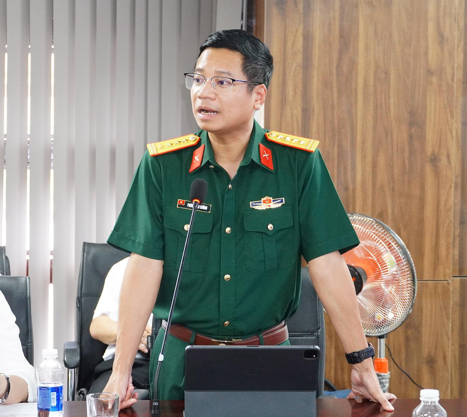 Đại diện Tổng Công ty CP Bưu chính Viettel báo cáo đề xuất Dự án tại buổi làm việc. Ảnh: Trường Nhật