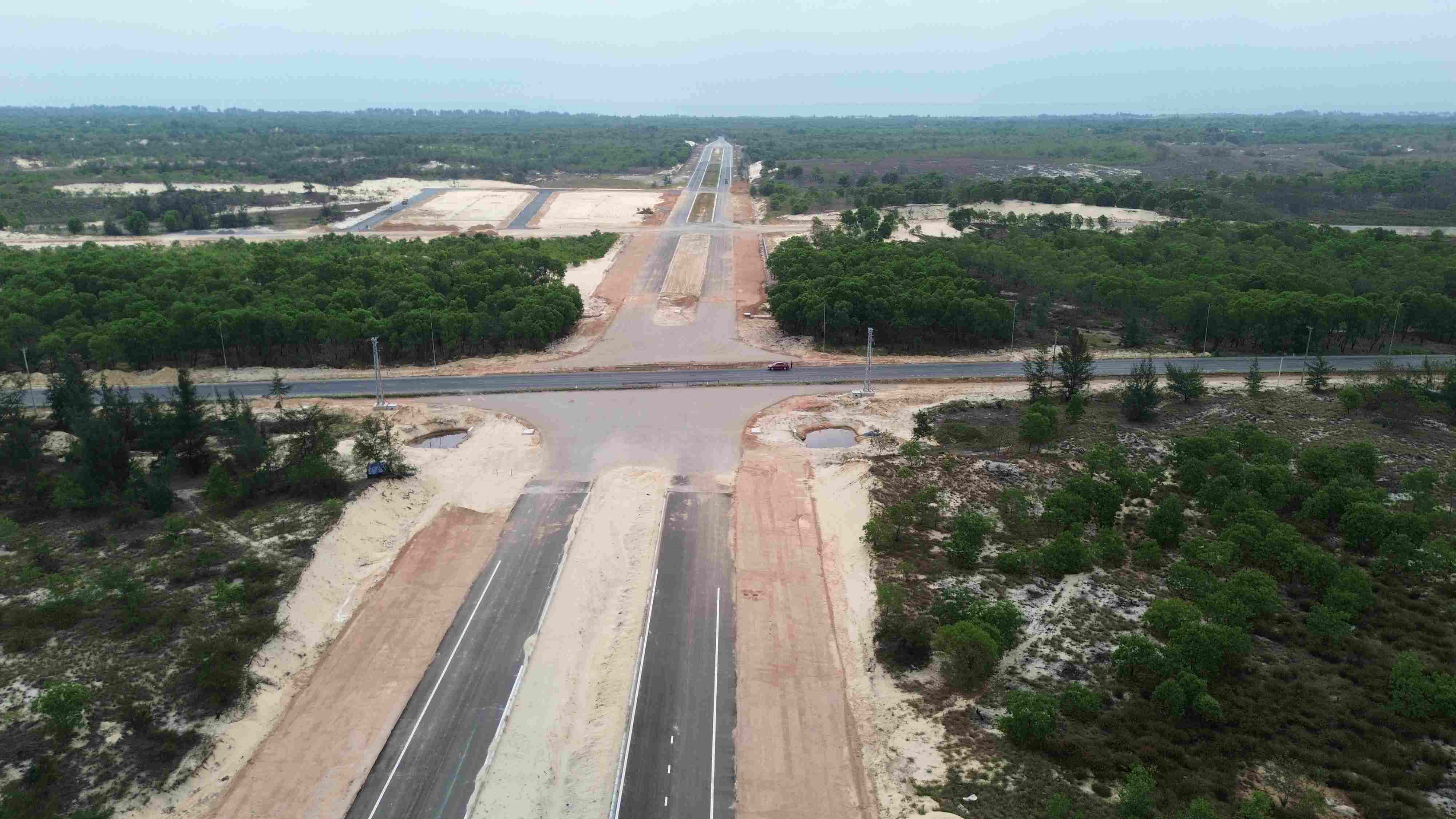 Đường du lịch Dinh Mười (tổng mức đầu tư 92 tỷ đồng) hiện đang gặp vướng mắc trong việc đấu nối v&agrave;o tuyến đường BOT tr&aacute;nh lũ qua tỉnh Quảng Trị. Ảnh: Ngọc T&acirc;n