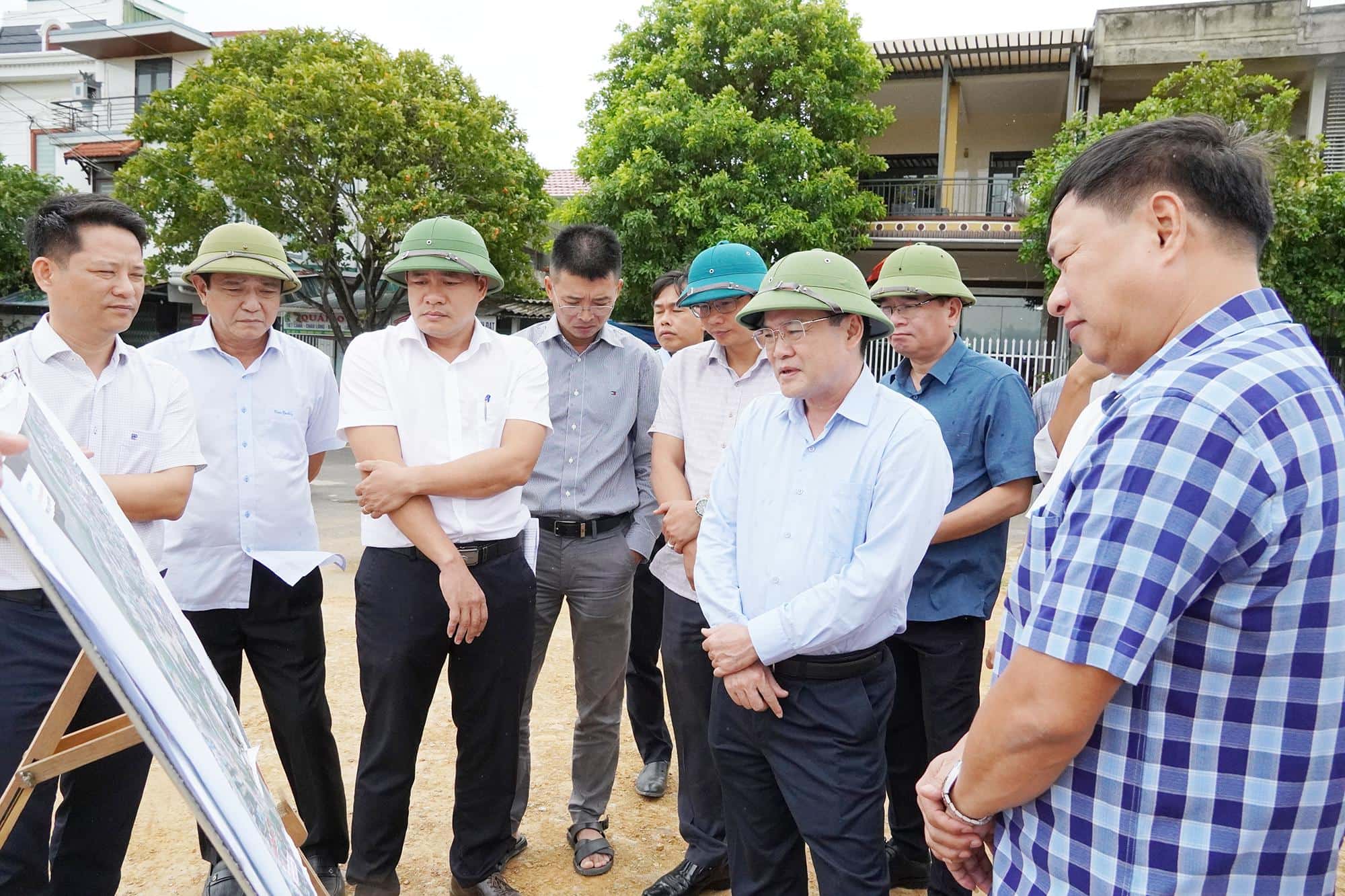 Ph&oacute; chủ tịch Phan Phong Ph&uacute; kiểm tra tại Dự &aacute;n Đường hai đầu cầu d&acirc;y văng s&ocirc;ng Hiếu - Giai đoạn 1