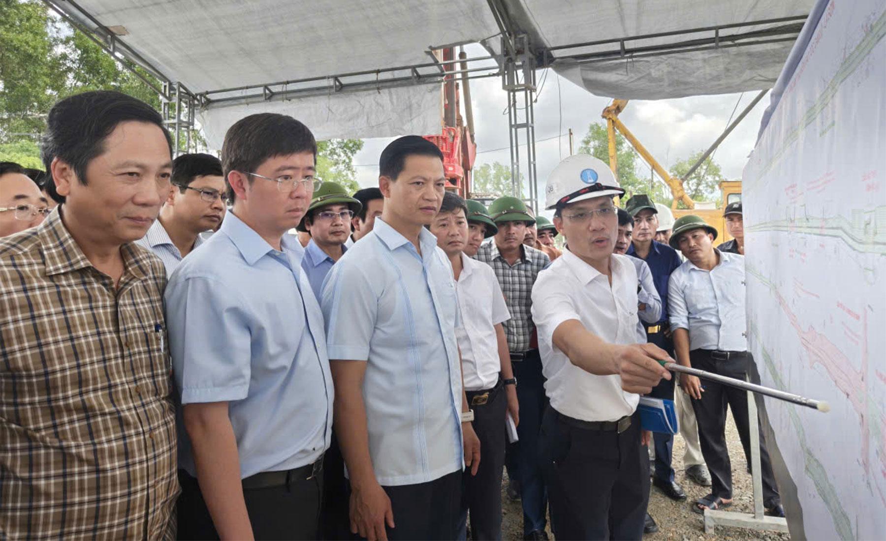 B&iacute; thư Tỉnh ủy Quảng Trị Vương Quốc Tuấn c&ugrave;ng l&atilde;nh đạo UBND tỉnh Quảng Trị nghe b&aacute;o c&aacute;o tiến độ Dự &aacute;n Quốc lộ 15D đoạn từ cảng Mỹ Thủy đến cao tốc Cam Lộ - La Sơn.
