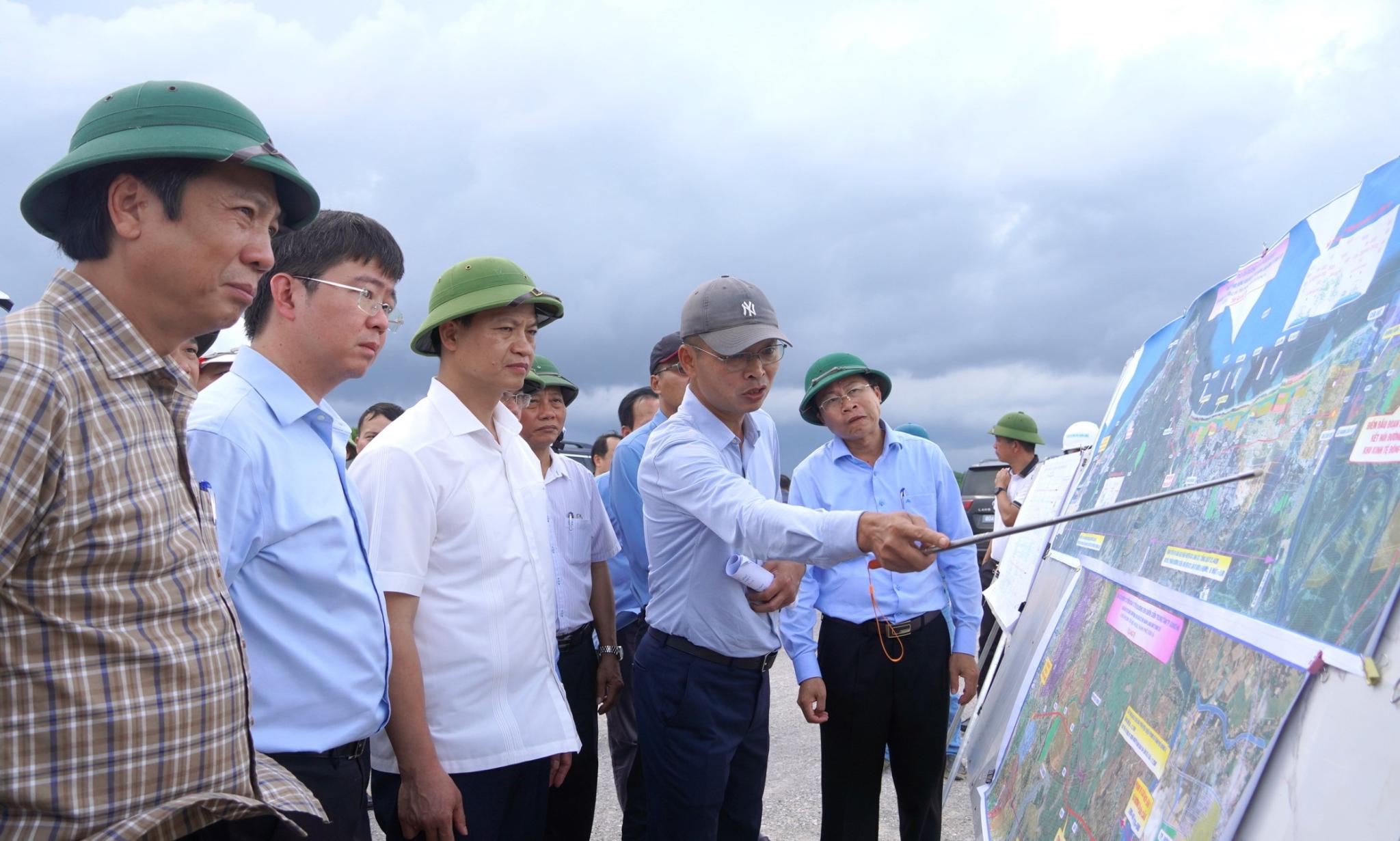 Bí thư Tỉnh ủy Vương Quốc Tuấn và các đồng chí lãnh đạo tỉnh nghe nhà thầu, đơn vị thi công Dự án Đường ven biển kết nối Hành lang kinh tế Đông - Tây tỉnh Quảng Trị, giai đoạn 1 báo cáo tiến độ triển khai Dự án