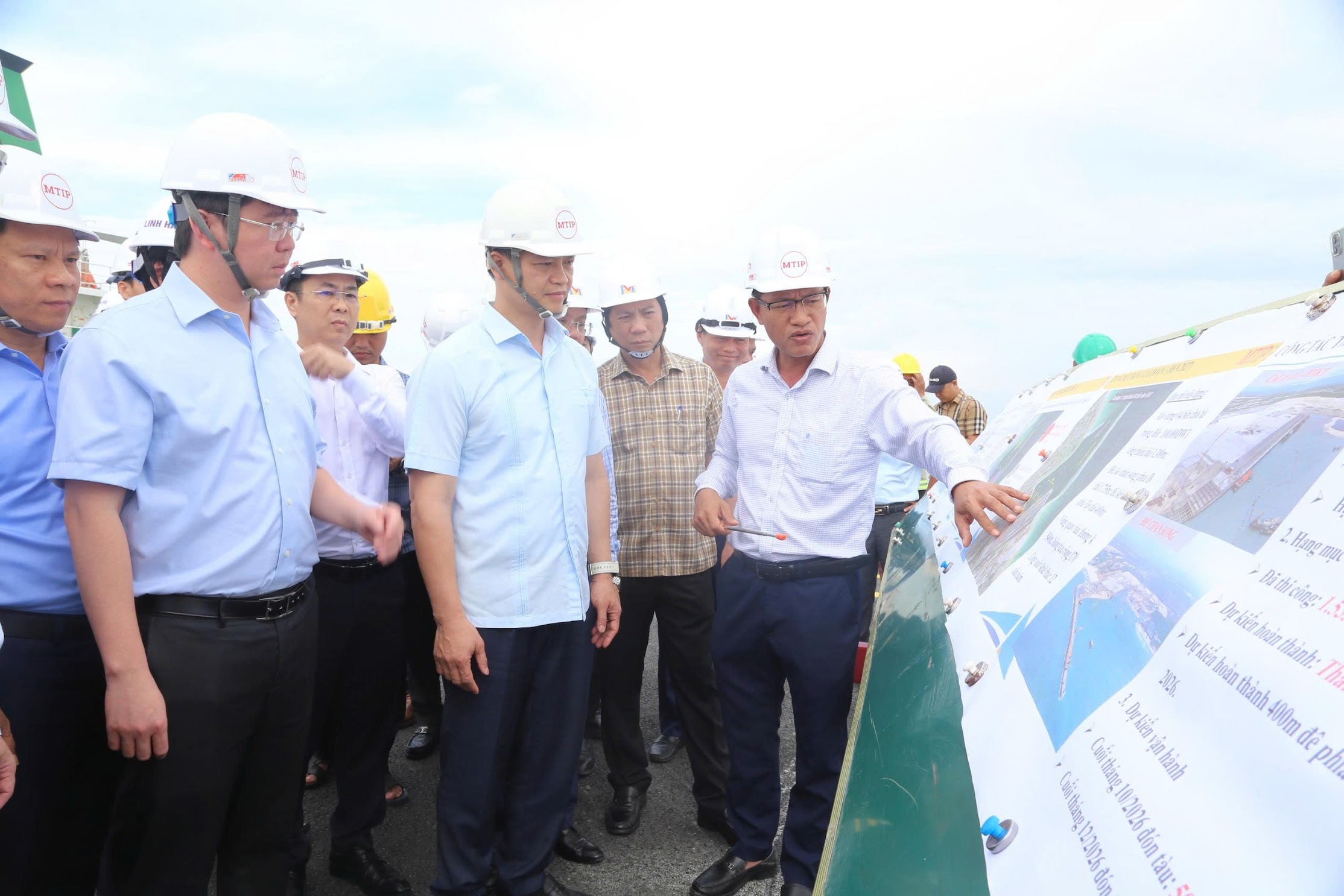 B&iacute; thư Tỉnh ủy Quảng Trị Vương Quốc Tuấn nghe b&aacute;o c&aacute;o Dự &aacute;n Khu bến cảng Mỹ Thủy. 