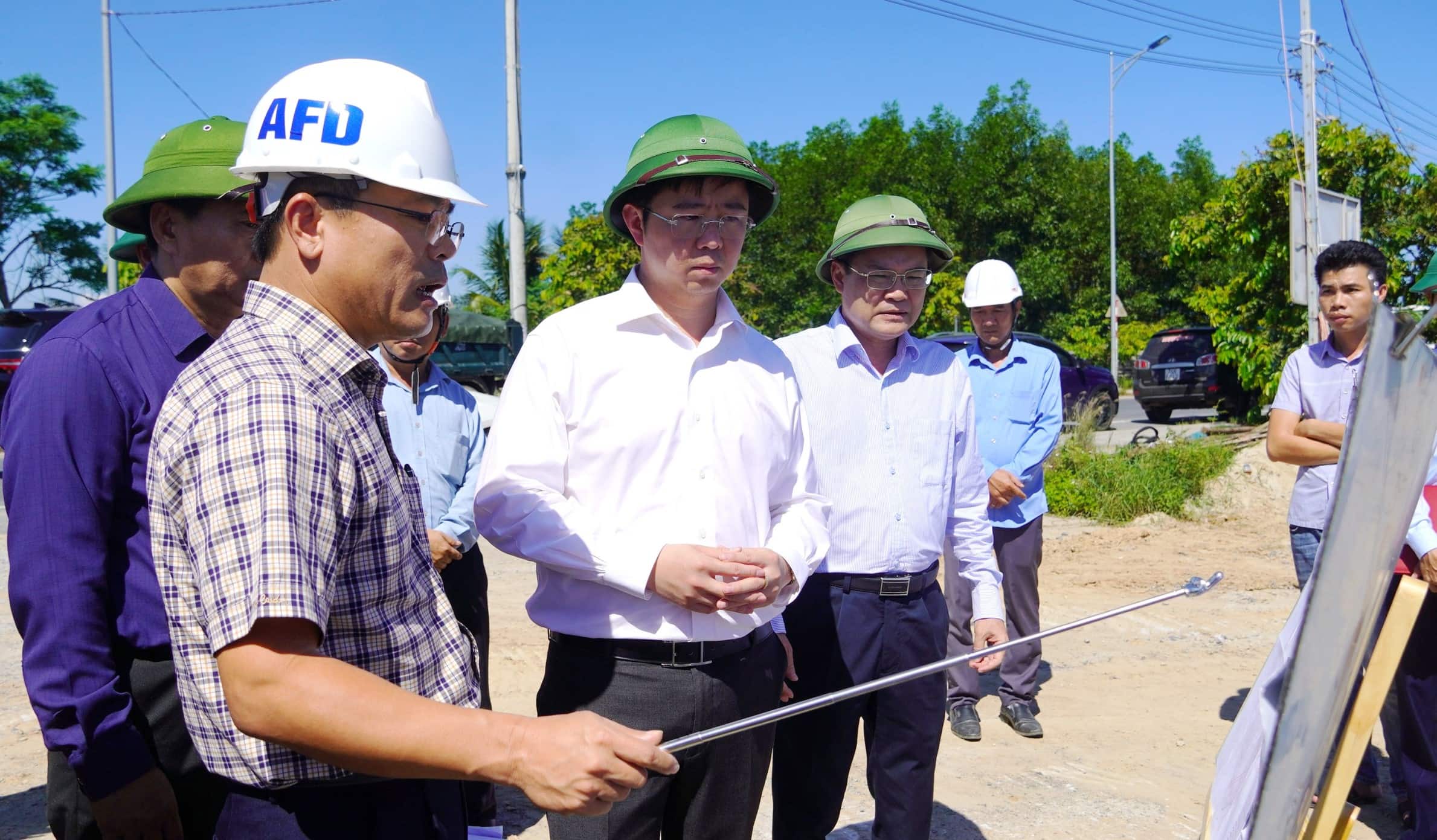 Chủ tịch UBND tỉnh Bùi Hoàng Phương kiểm tra Dự án Phát triển đô thị ven biển miền Trung hướng đến tăng trưởng xanh và ứng phó với biến đổi khí hậu thành phố Đông Hà cũ. Ảnh: Tiến Nhất