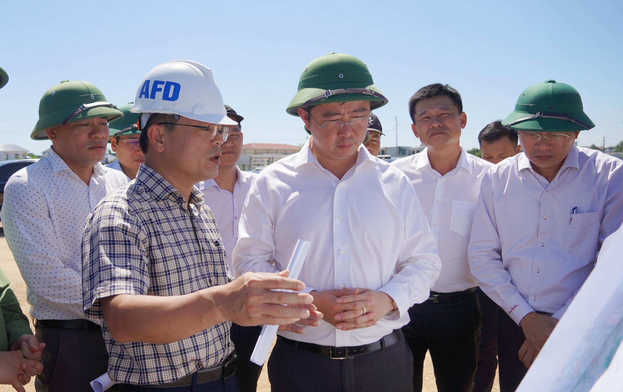 Chủ tịch UBND tỉnh Quảng Trị Bùi Hoàng Phương kiểm tra tại Dự án Đường hai đầu cầu dây văng sông Hiếu - Giai đoạn 1