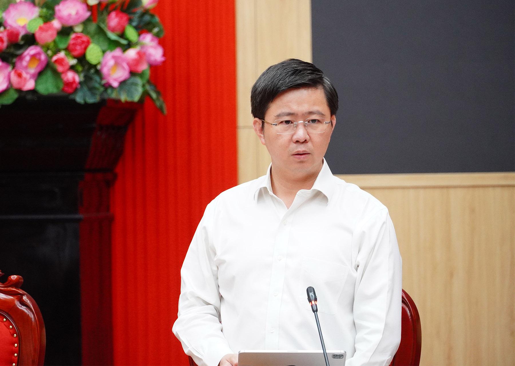 Chủ tịch UBND tỉnh Quảng Trị B&ugrave;i Ho&agrave;ng Phương ph&aacute;t biểu chỉ đạo tại cuộc họp.