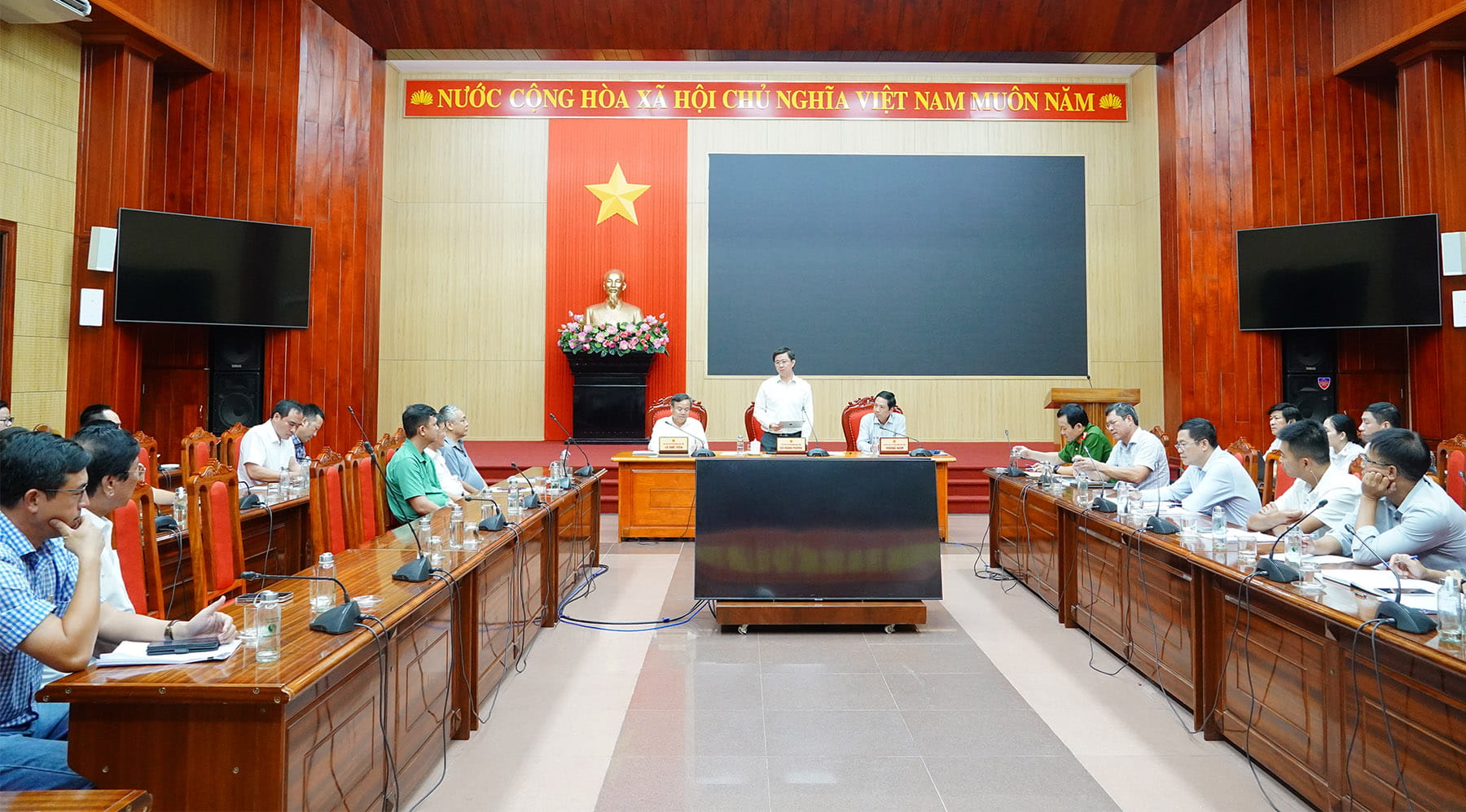 To&agrave;n cảnh cuộc họp. Ảnh: Trường Nhật