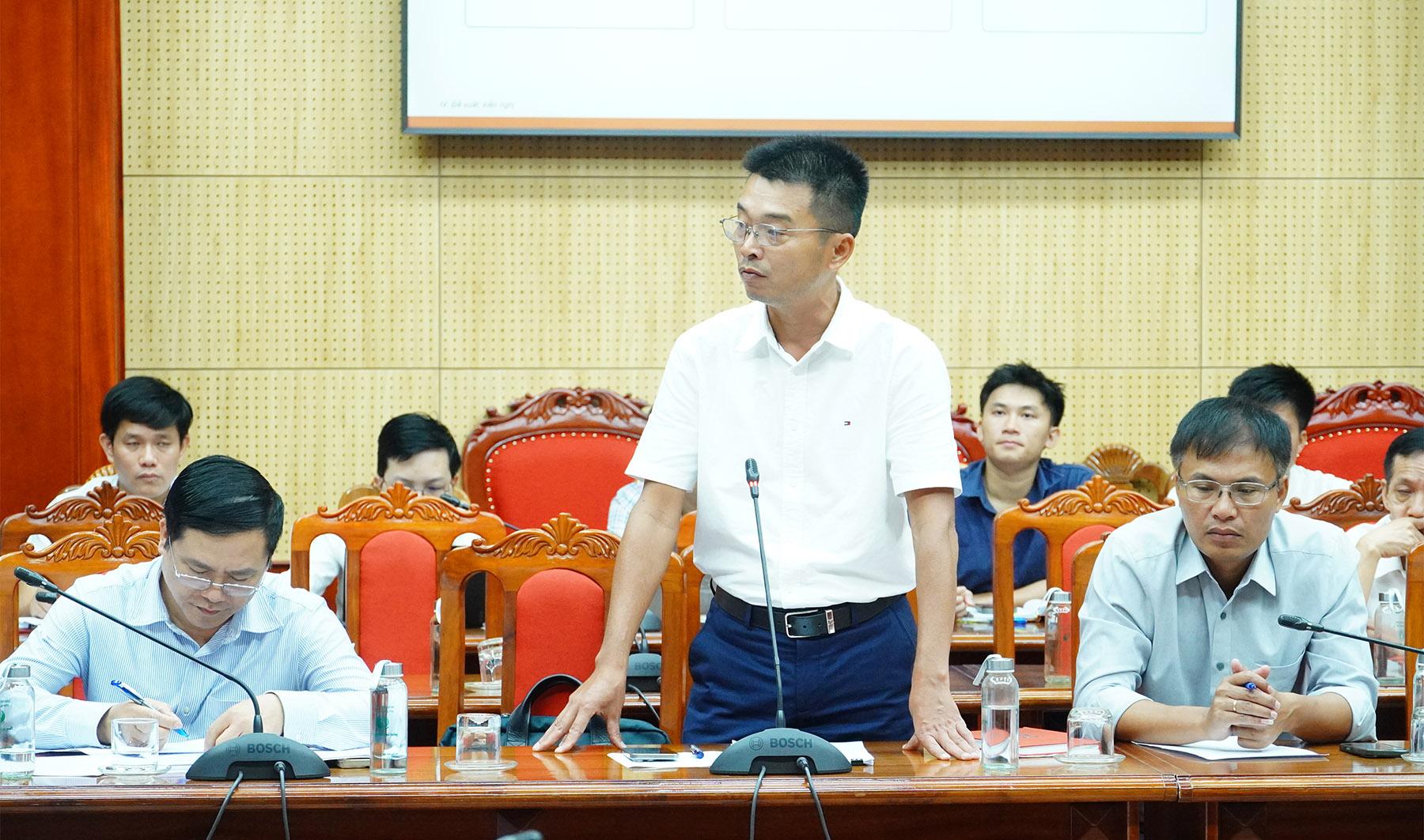 &Ocirc;ng V&otilde; Phong Lu&acirc;n, Ph&oacute; gi&aacute;m đốc Ban Quản l&yacute; Dự &aacute;n Đầu tư x&acirc;y dựng c&ocirc;ng tr&igrave;nh d&acirc;n dụng, c&ocirc;ng nghiệp v&agrave; hạ tầng kỹ thuật tỉnh Quảng Trị b&aacute;o c&aacute;o t&igrave;nh trạng kh&oacute; khăn về vật liệu x&acirc;y dựng tại c&aacute;c Dự &aacute;n. Ảnh: Trường Nhật