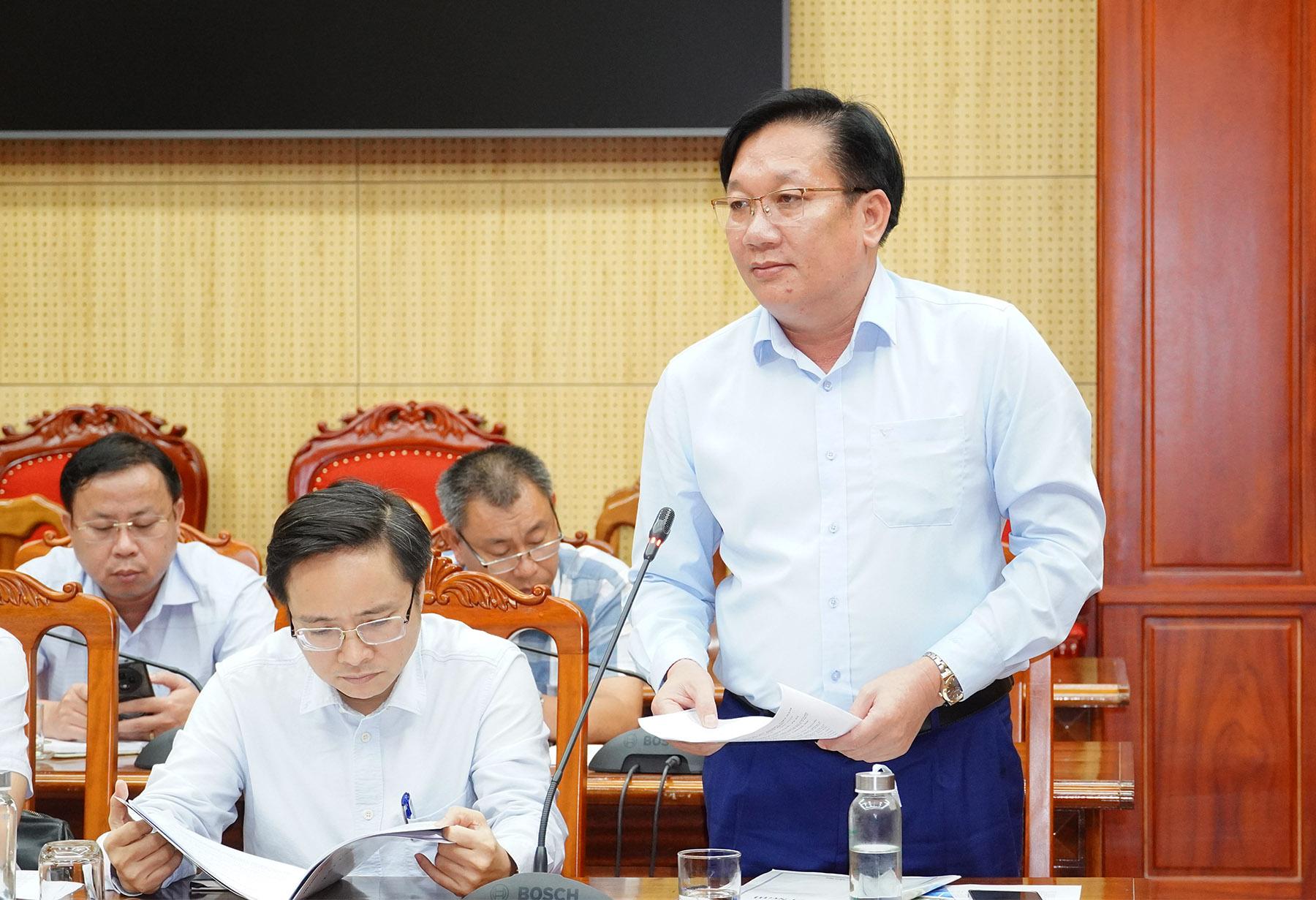 Đại diện c&aacute;c sở ban ng&agrave;nh địa phương b&aacute;o c&aacute;o tại cuộc họp.