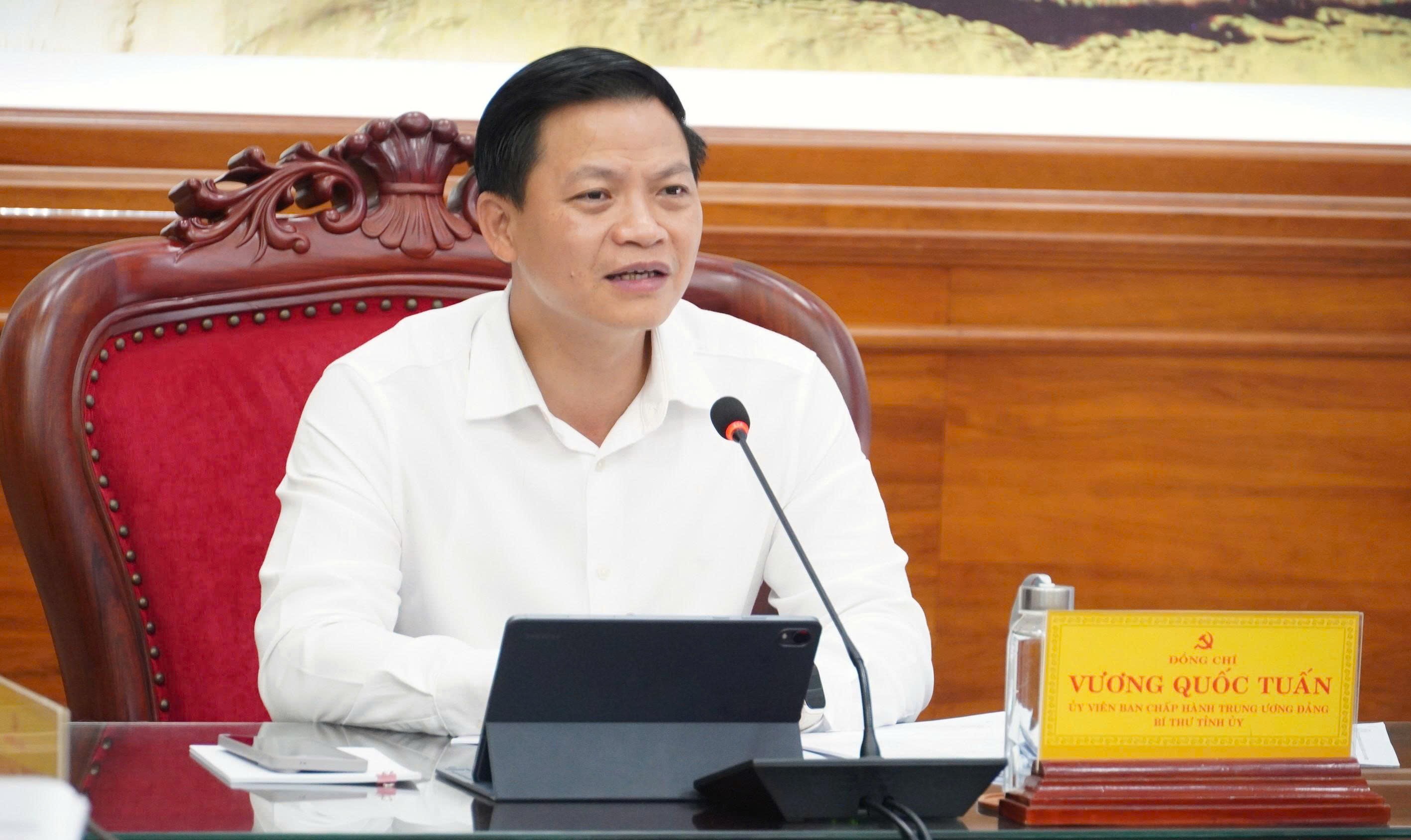 B&iacute; thư Tỉnh ủy Quảng Trị Vương Quốc Tuấn ph&aacute;t biểu chỉ đạo cuộc họp. 