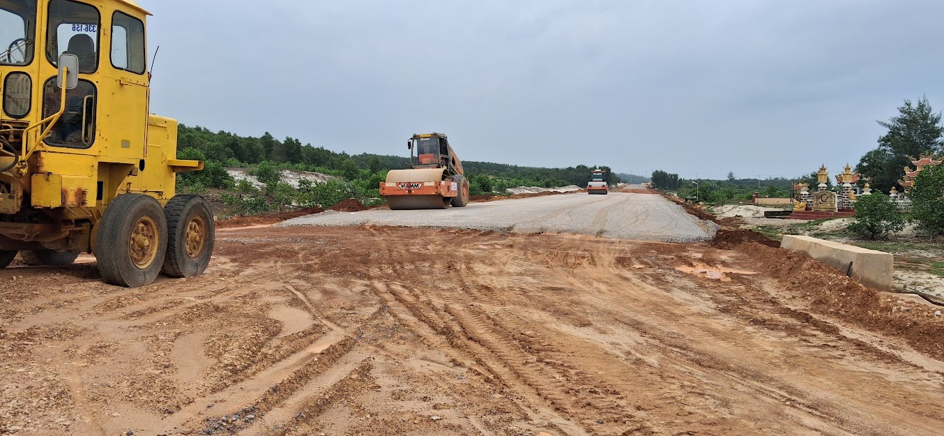 Đường ven biển kết nối h&agrave;nh lang kinh tế Đ&ocirc;ng T&acirc;y, tỉnh Quảng Trị giai đoạn 1 c&oacute; số vốn k&eacute;o d&agrave;i từ năm 2025 cần giải ng&acirc;n kh&aacute; lớn. Ảnh: NT