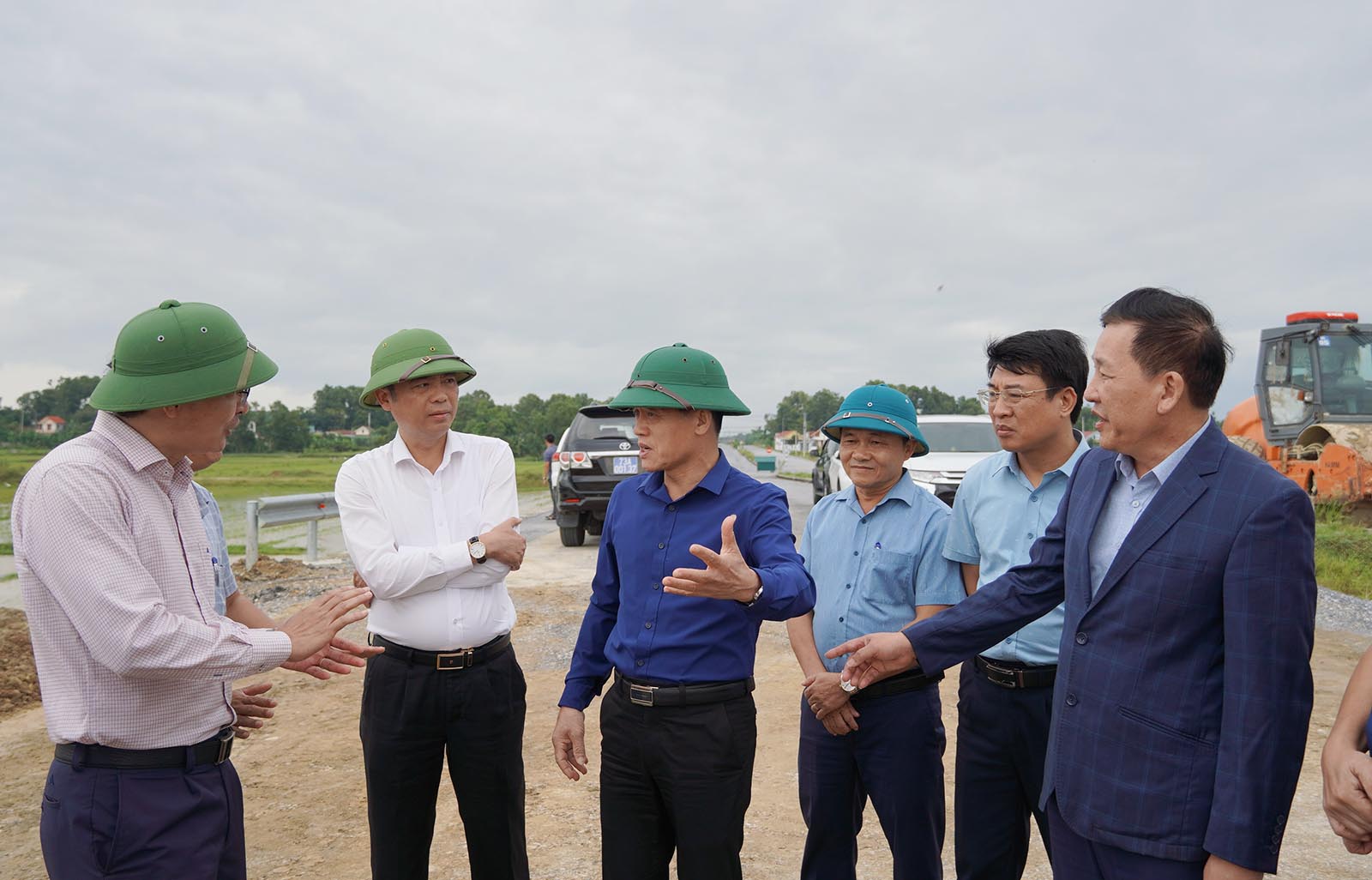 Phó Chủ tịch UBND tỉnh Quảng Trị Lê Văn Bảo kiểm tra nền đường hai đầu cầu