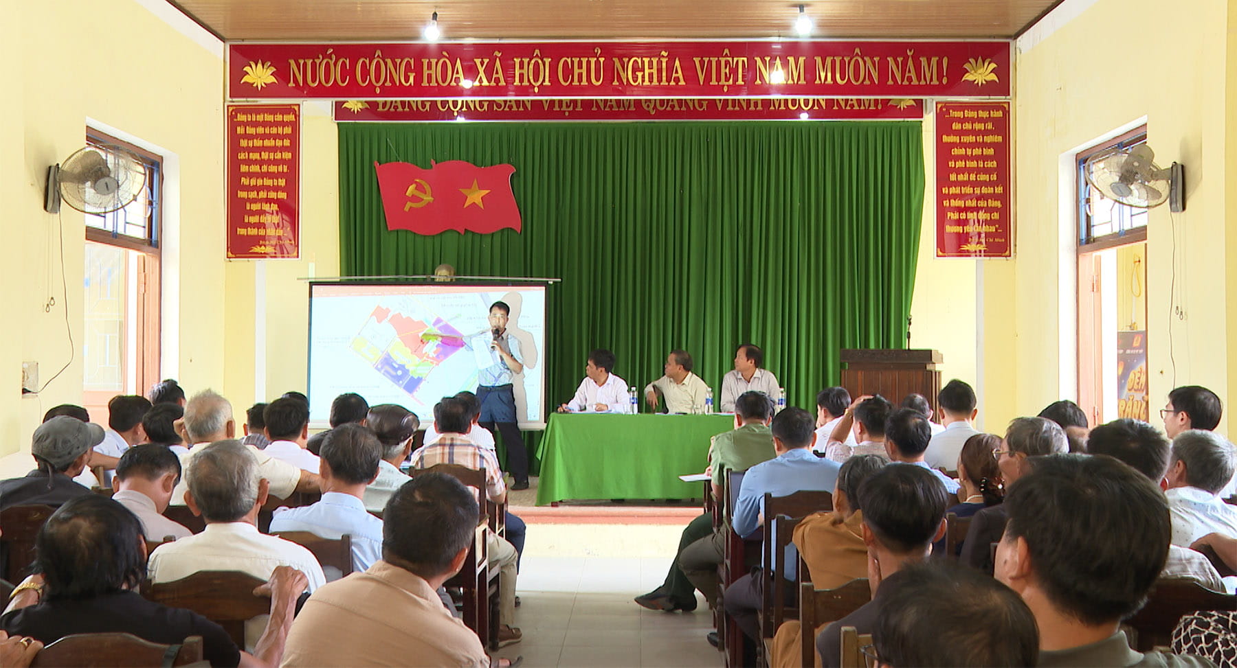 To&agrave;n cảnh buổi đối thoại tại trụ sở UBND x&atilde; Mỹ Thuỷ.
