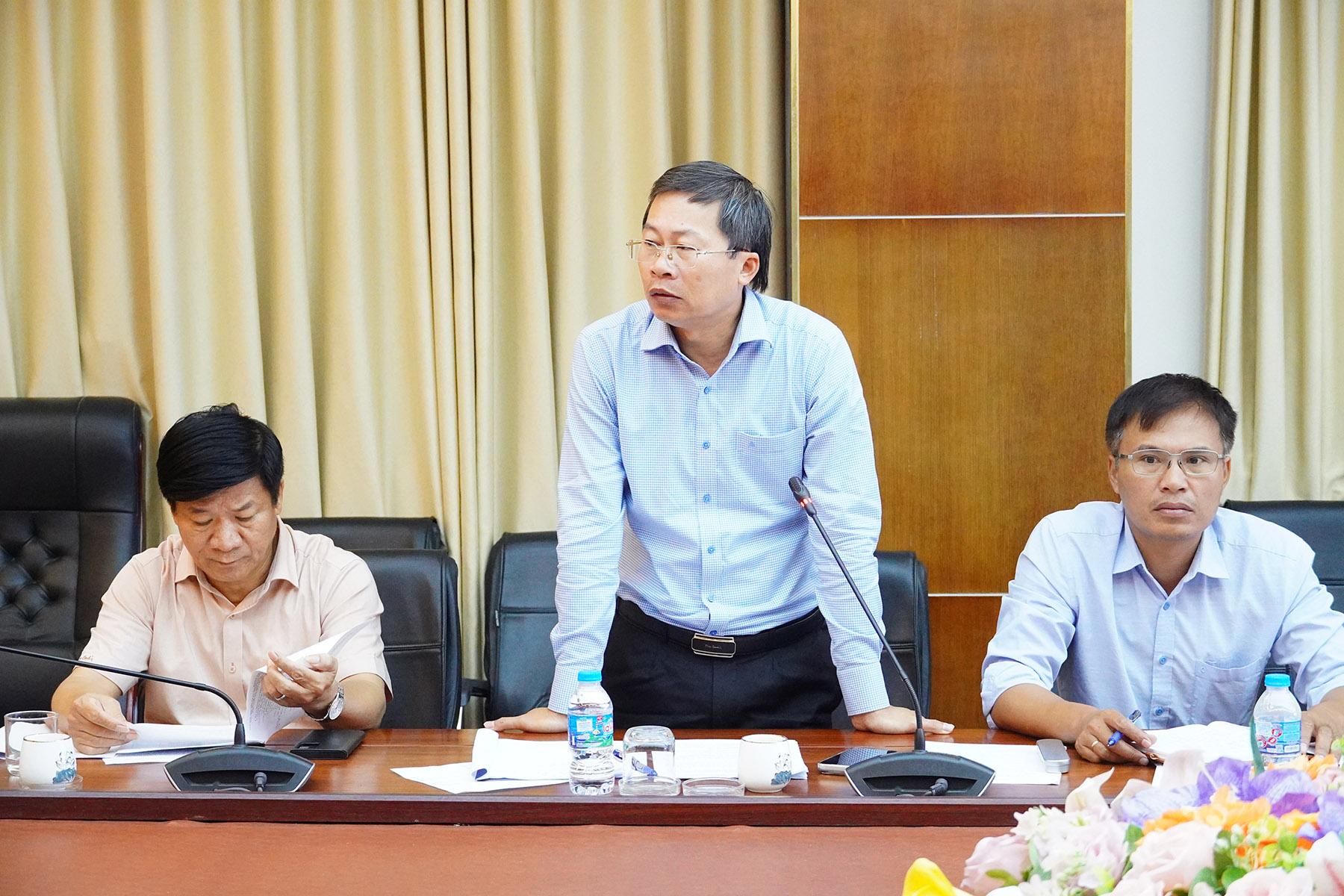 &Ocirc;ng Nguyễn Thanh B&igrave;nh, Gi&aacute;m đốc Ban Quản l&yacute; Dự &aacute;n đầu tư x&acirc;y dựng c&ocirc;ng tr&igrave;nh d&acirc;n dụng, c&ocirc;ng nghiệp v&agrave; hạ tầng kỹ thuật tỉnh Quảng Trị b&aacute;o c&aacute;o tại buổi l&agrave;m việc. Ảnh: Trường Nhật