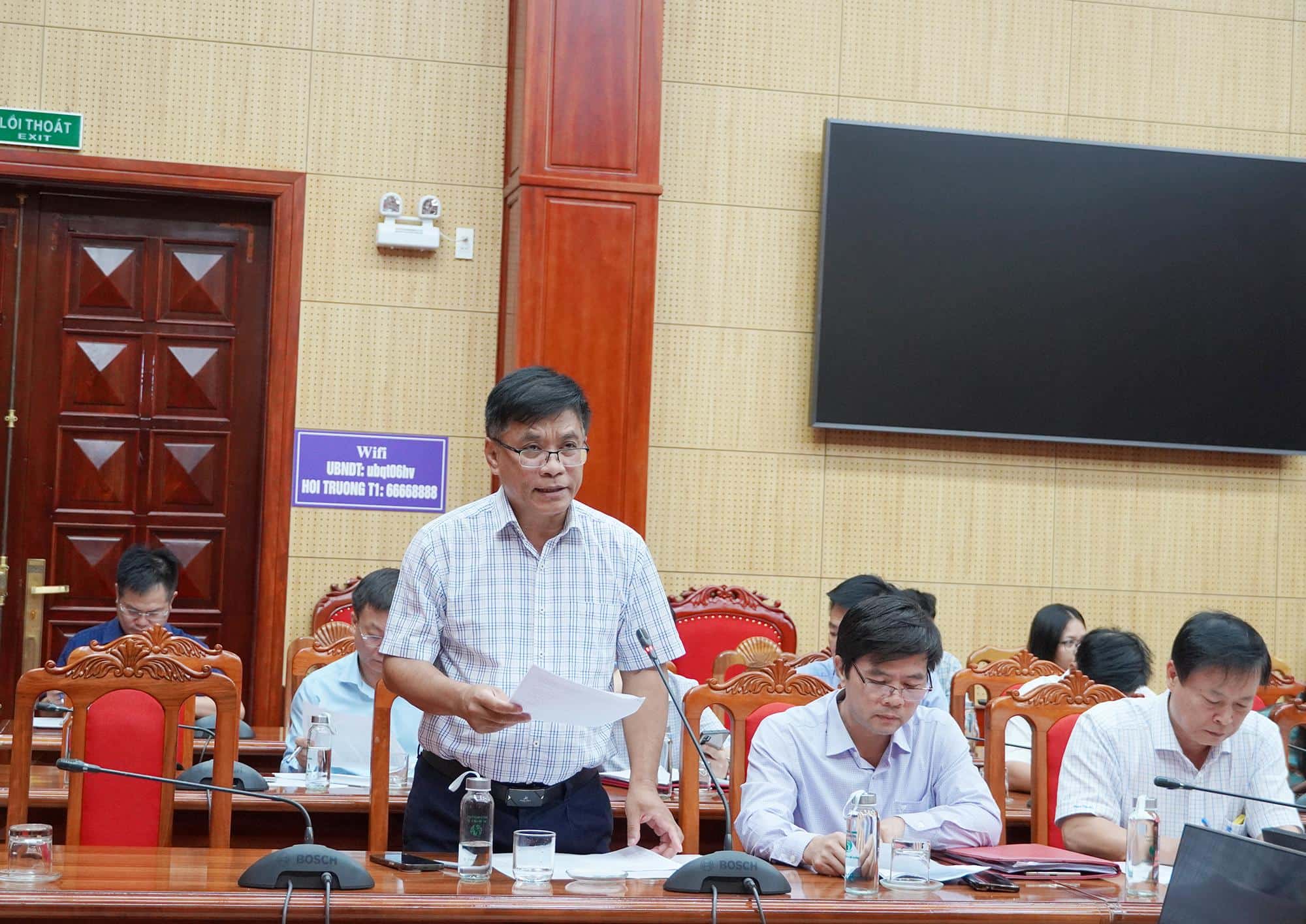 Đại diện c&aacute;c sở ban ng&agrave;nh b&aacute;o c&aacute;o tại buổi l&agrave;m việc. Ảnh: Hồng Lựu