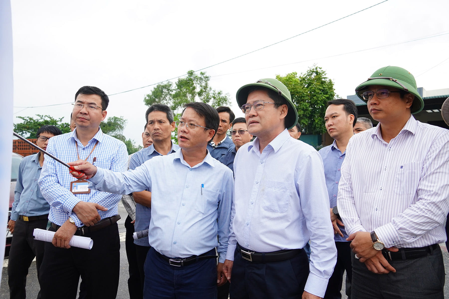 Ph&oacute; Chủ tịch UBND tỉnh Quảng Trị Phan Phong Ph&uacute; kiểm tra thực địa Dự &aacute;n hệ thống giao th&ocirc;ng kết nối &Aacute;i Tử với c&aacute;c v&ugrave;ng trọng điểm kinh tế khu vực huyện Triệu Phong (cũ). Ảnh: Trường Nhật.