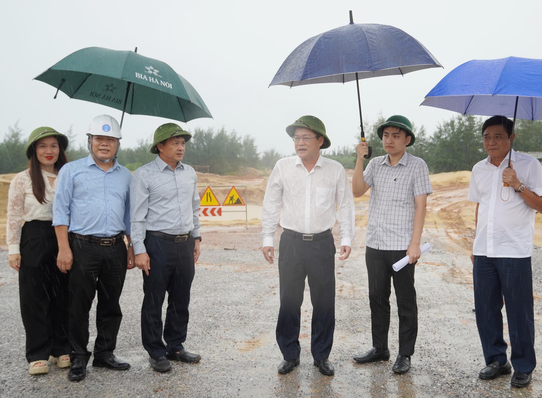 Ph&oacute; chủ tịch UBND tỉnh Quảng Trị Phan Phong Ph&uacute; kiểm tra thực địa Dự &aacute;n. Ảnh: Hồng Mến