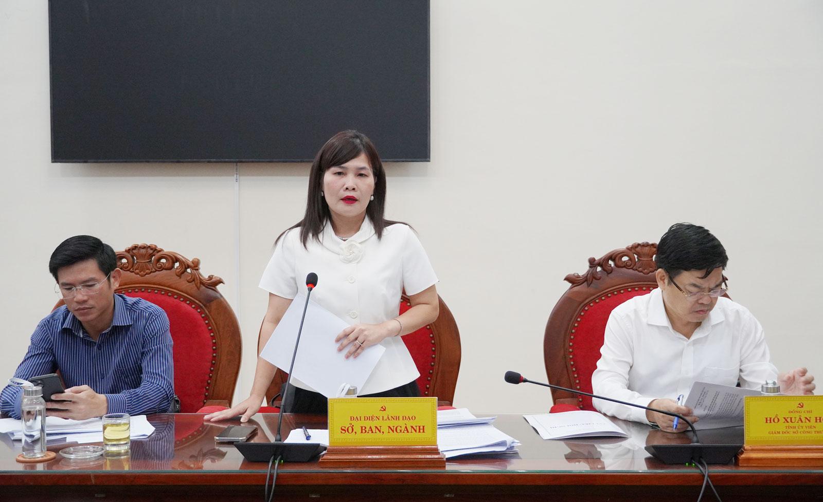 B&agrave; L&ecirc; Thị Thương, Ph&oacute; Gi&aacute;m đốc Sở t&agrave;i ch&iacute;nh Quảng Trị b&aacute;o c&aacute;o tại buổi l&agrave;m việc.